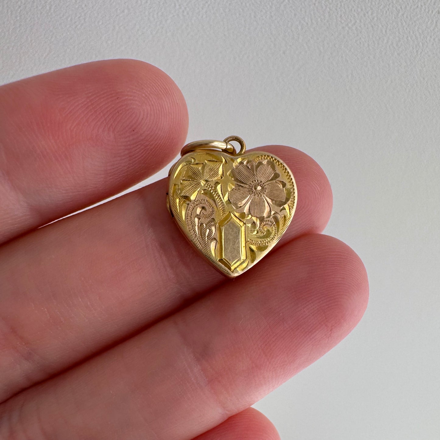 V I N T A G E // 1930s florals / 14k yellow and rose gold heart shaped floral locket / a pendant or charm