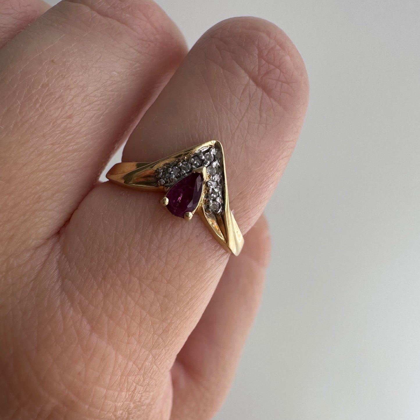 V I N T A G E // this way / 14k diamond and tear drop ruby chevron stacking ring / size 5.75