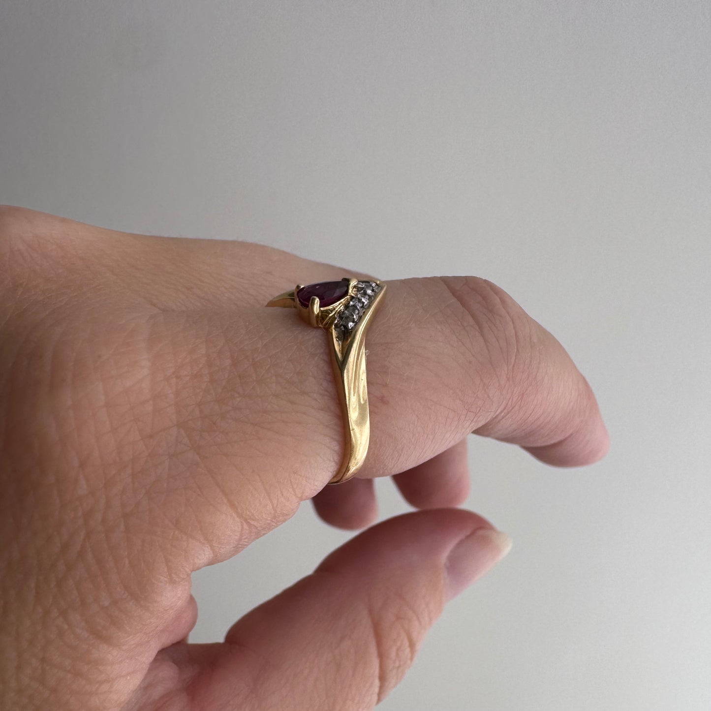 V I N T A G E // this way / 14k diamond and tear drop ruby chevron stacking ring / size 5.75