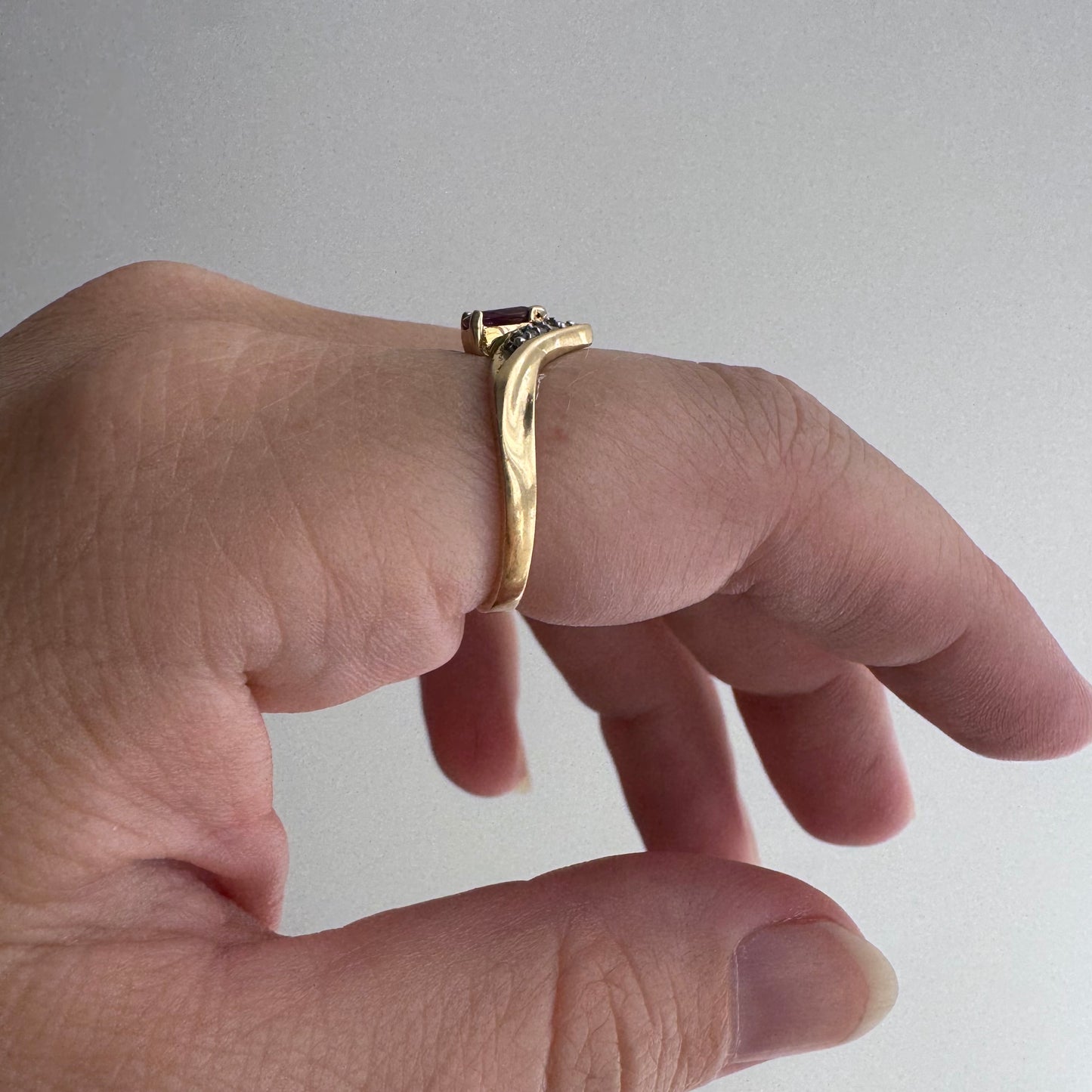 V I N T A G E // this way / 14k diamond and tear drop ruby chevron stacking ring / size 5.75