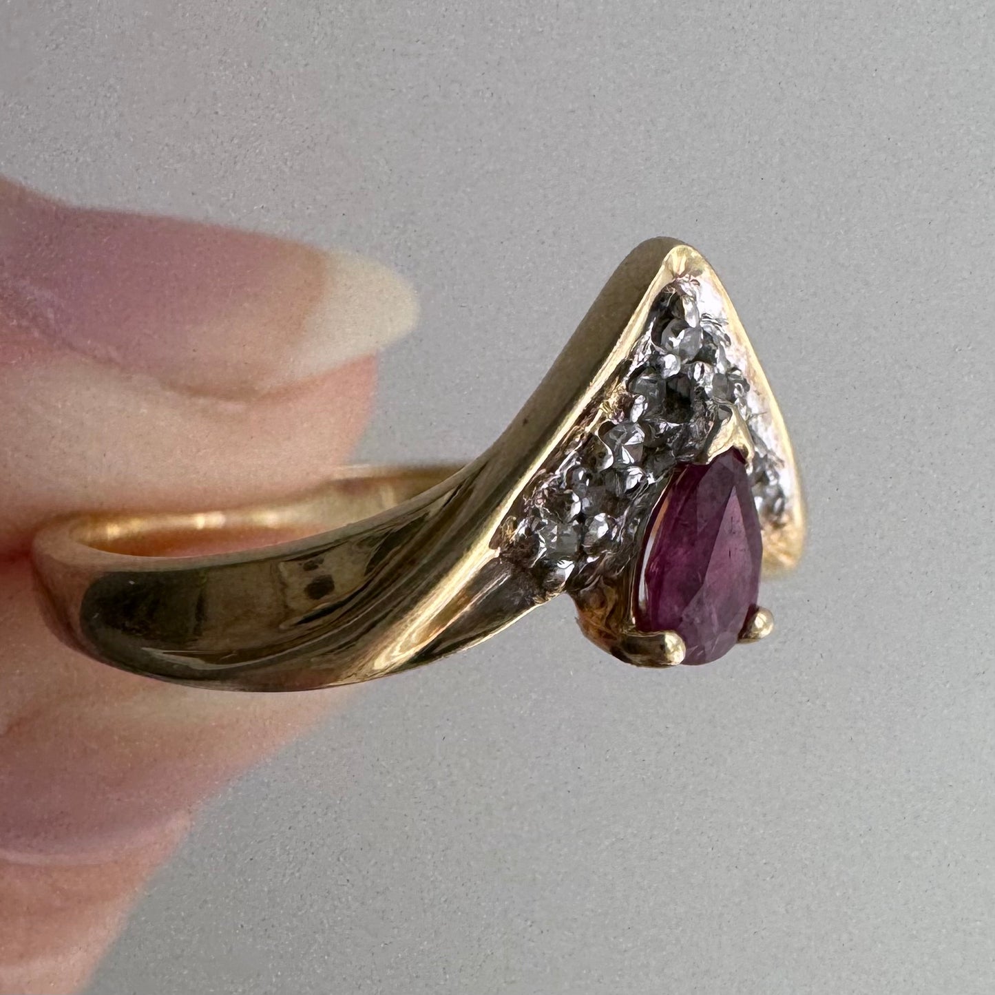 V I N T A G E // this way / 14k diamond and tear drop ruby chevron stacking ring / size 5.75