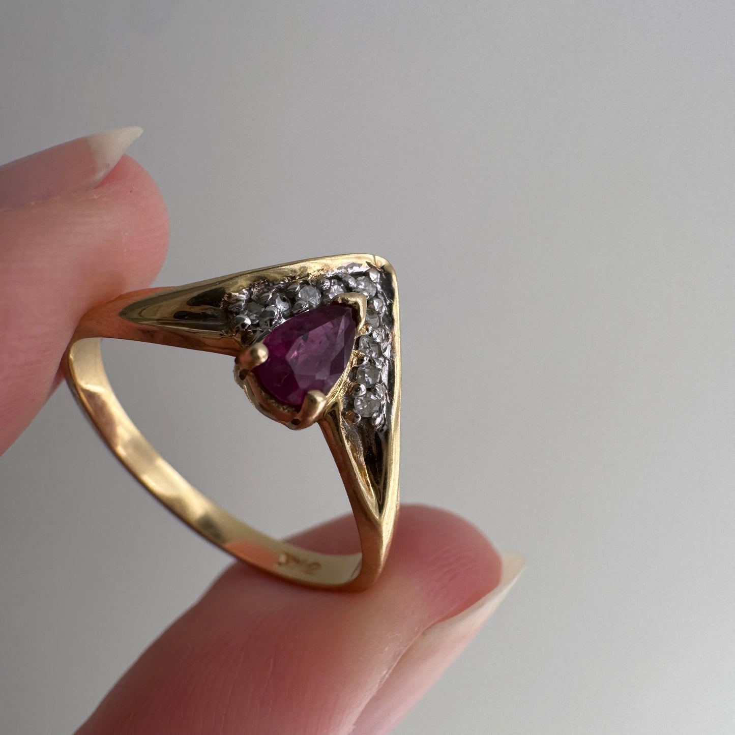 V I N T A G E // this way / 14k diamond and tear drop ruby chevron stacking ring / size 5.75