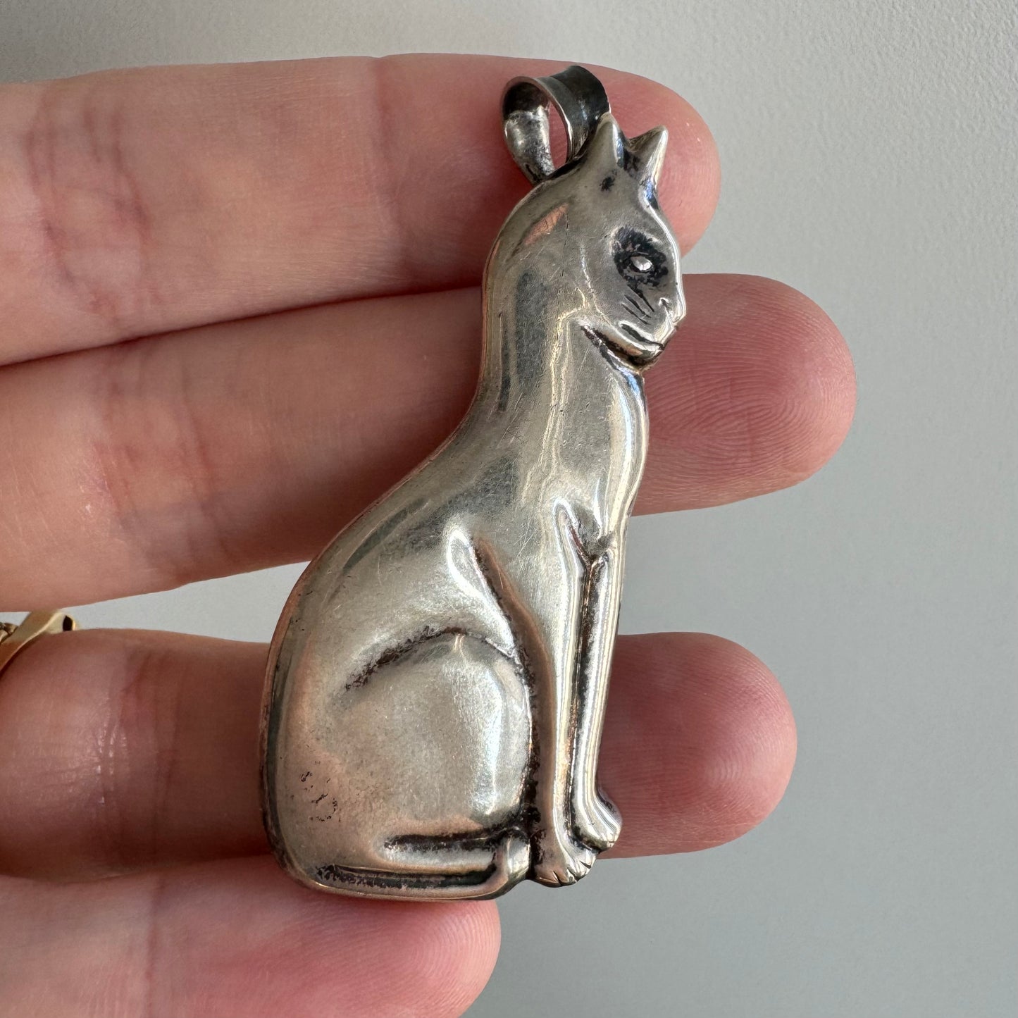 V I N T A G E // like a sphynx / sterling silver sitting cat / a pendant