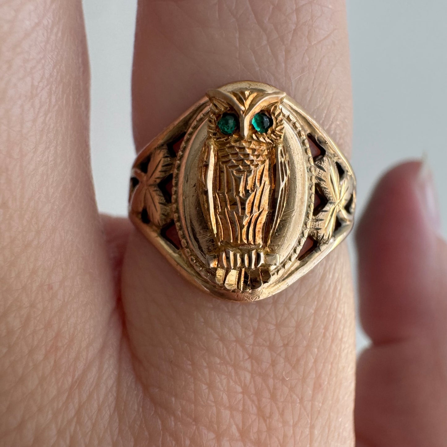 reimagined A N T I Q U E // sage watcher / 9k rosy gold clover signet with mounted engraved owl / size 6.25