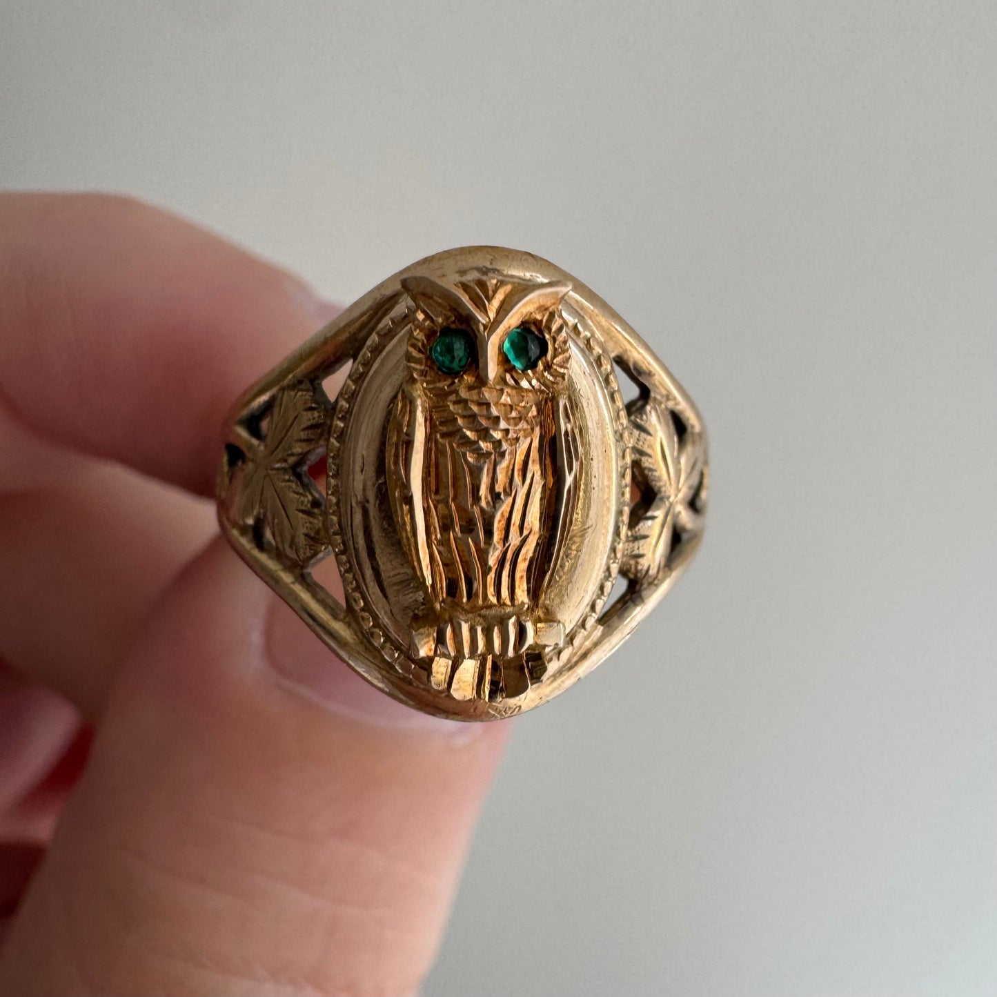 reimagined A N T I Q U E // sage watcher / 9k rosy gold clover signet with mounted engraved owl / size 6.25