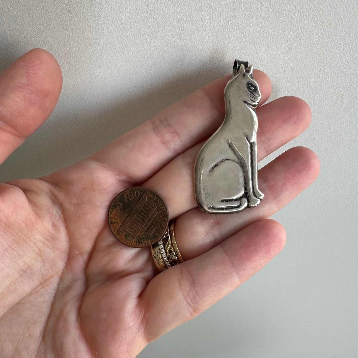 V I N T A G E // like a sphynx / sterling silver sitting cat / a pendant