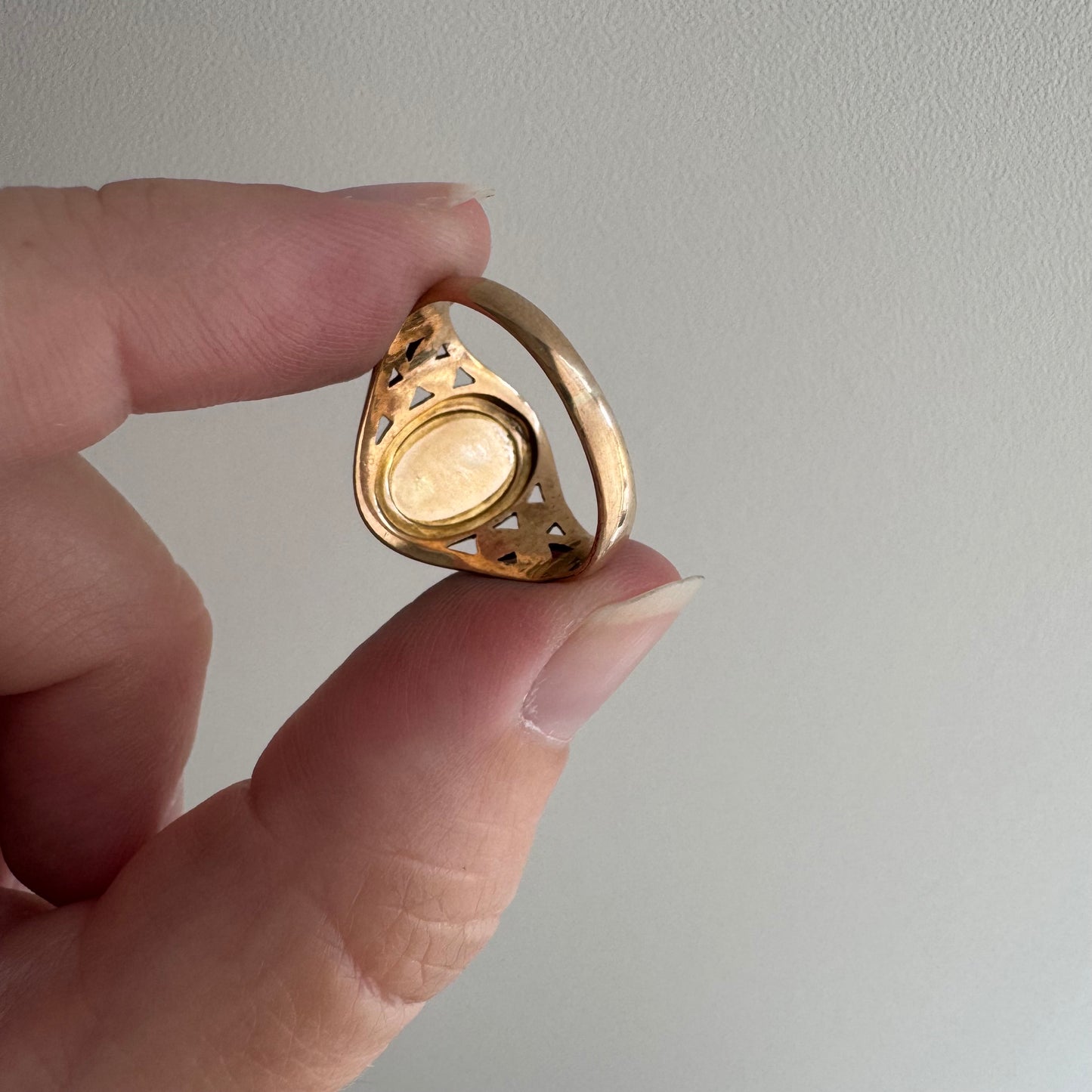reimagined A N T I Q U E // sage watcher / 9k rosy gold clover signet with mounted engraved owl / size 6.25