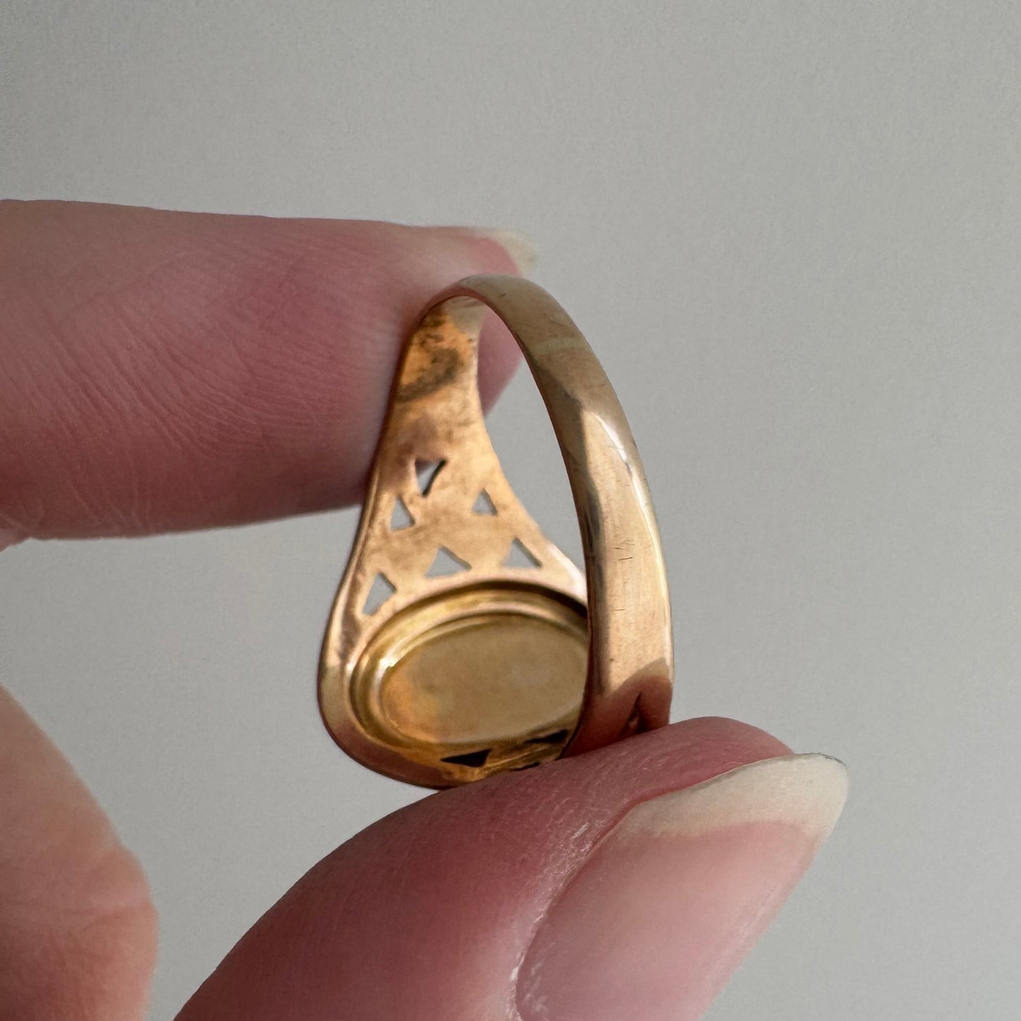 reimagined A N T I Q U E // sage watcher / 9k rosy gold clover signet with mounted engraved owl / size 6.25