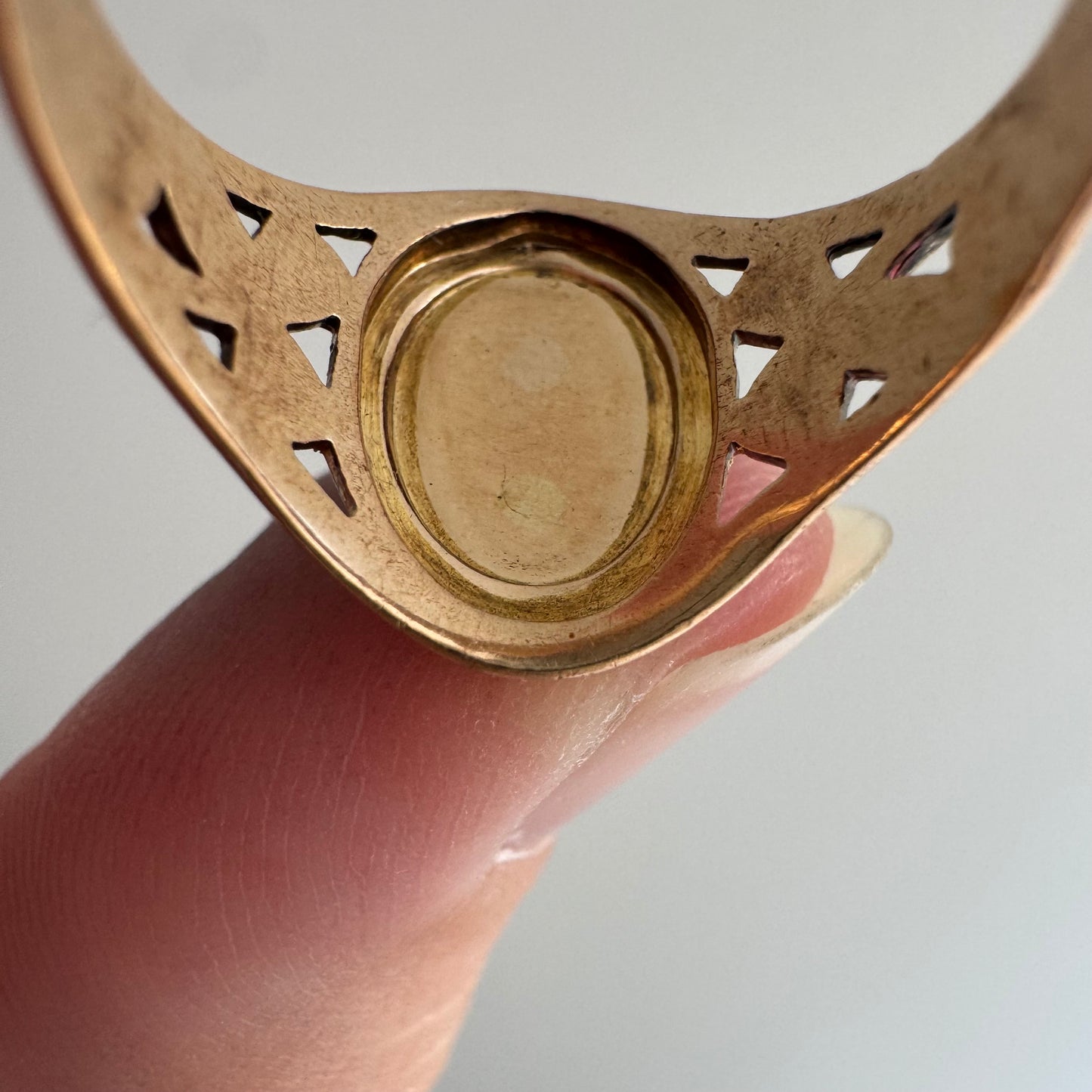 reimagined A N T I Q U E // sage watcher / 9k rosy gold clover signet with mounted engraved owl / size 6.25