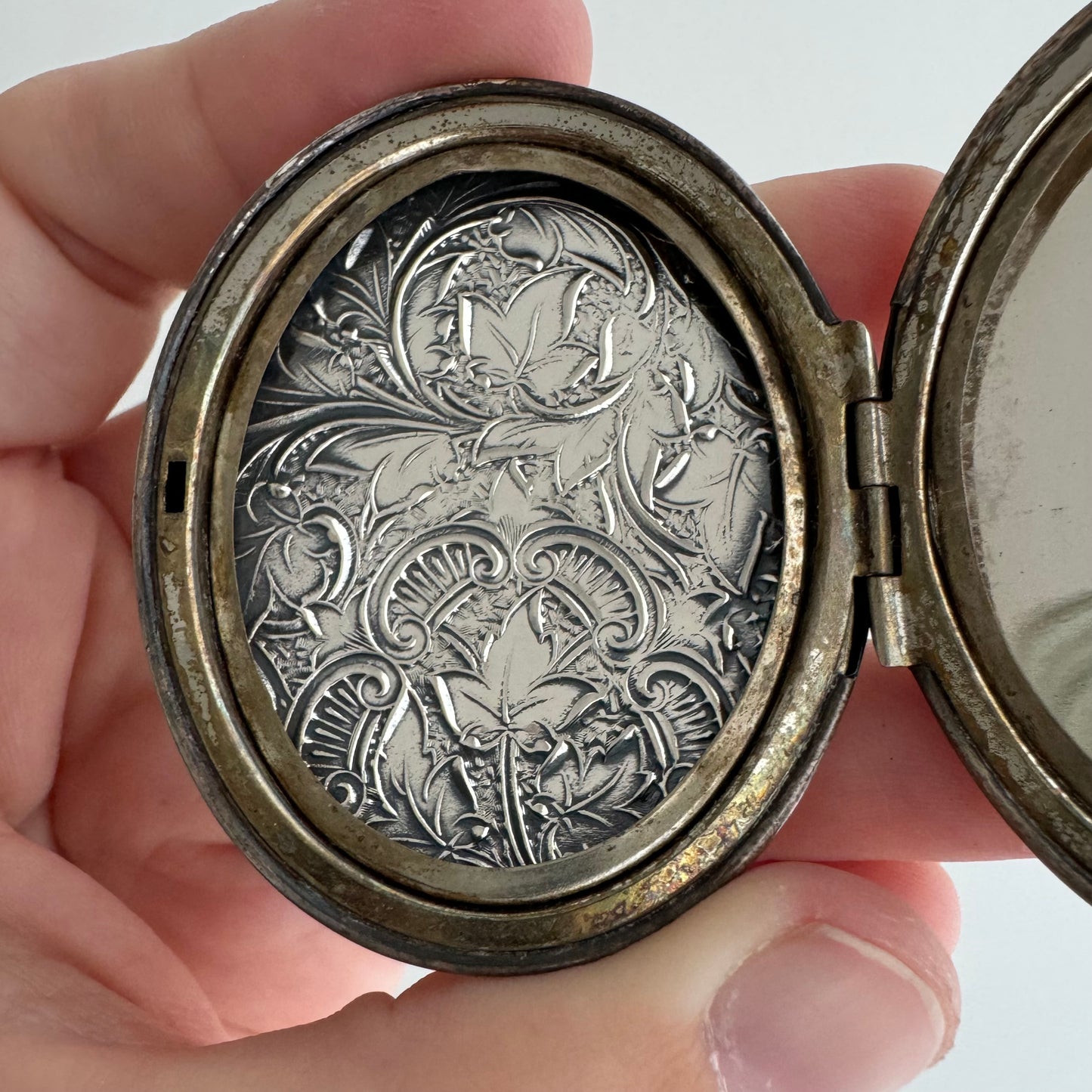 V I N T A G E // 1980s does 1890s / sterling silver victorian revival huge ivy locket / a pendant