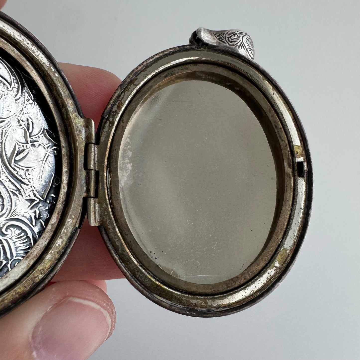 V I N T A G E // 1980s does 1890s / sterling silver victorian revival huge ivy locket / a pendant