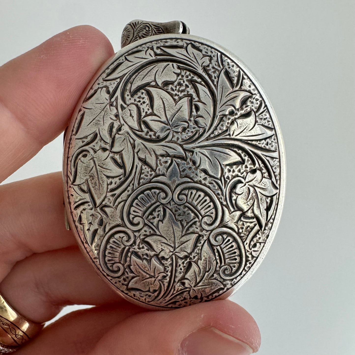 V I N T A G E // 1980s does 1890s / sterling silver victorian revival huge ivy locket / a pendant