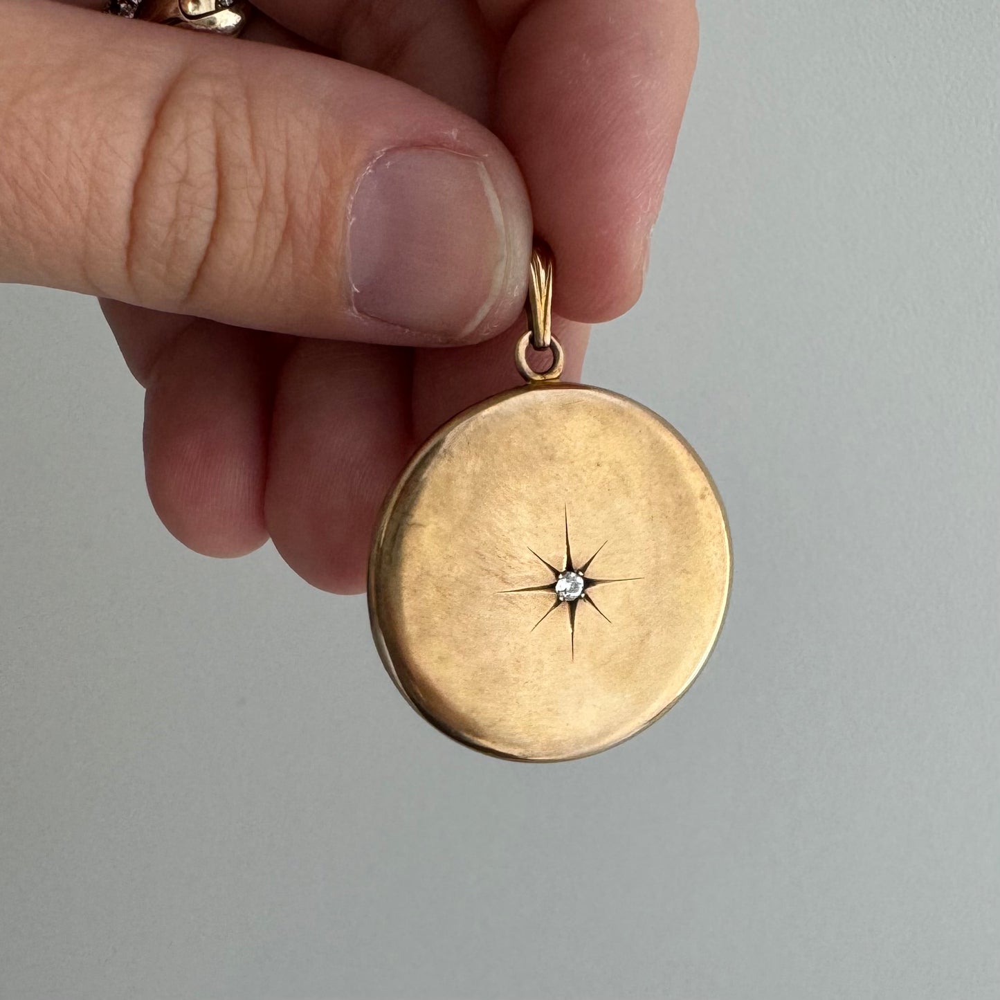 V I N T A G E // starburst memories / 10k gold locket with one diamond starburst design / a pendant