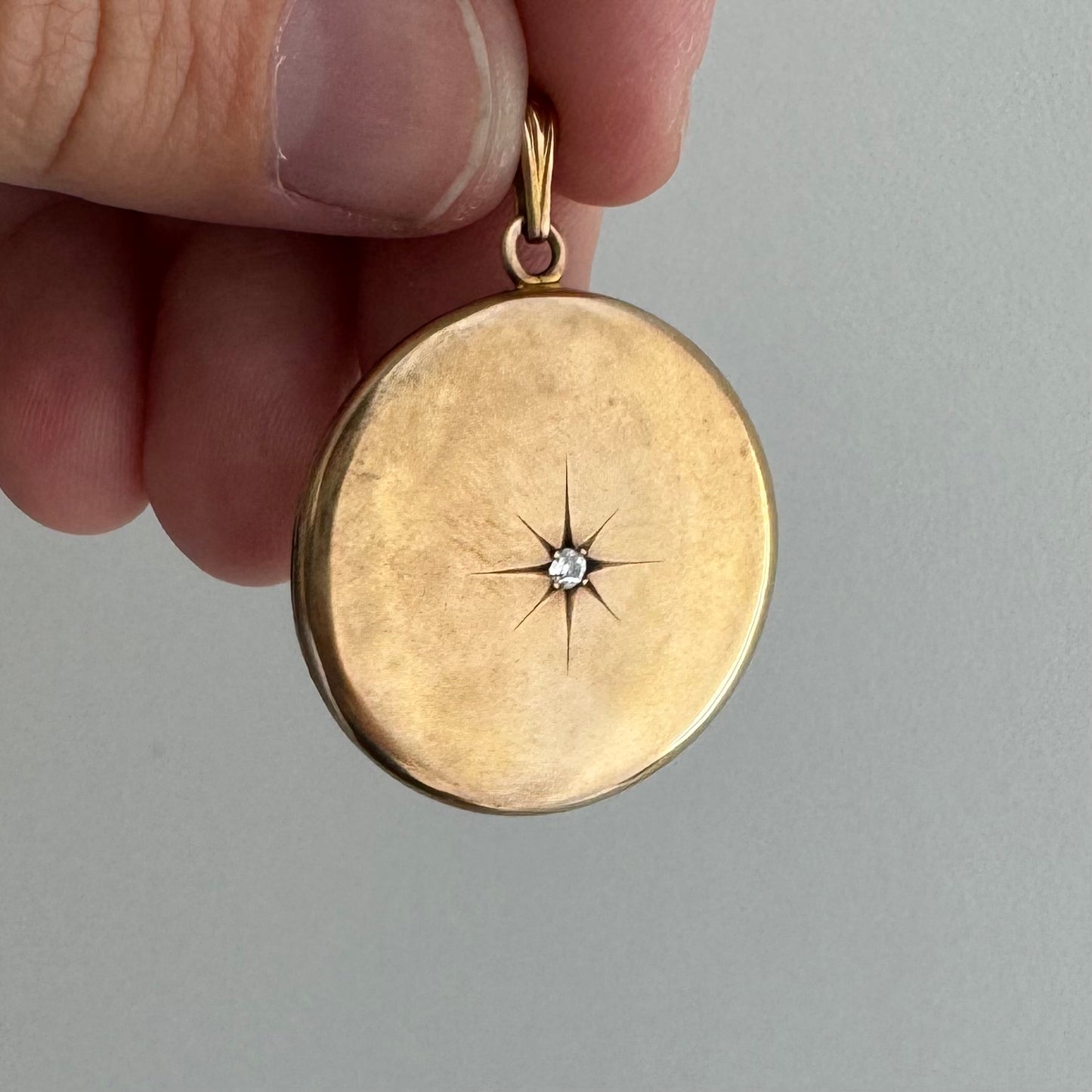 V I N T A G E // starburst memories / 10k gold locket with one diamond starburst design / a pendant