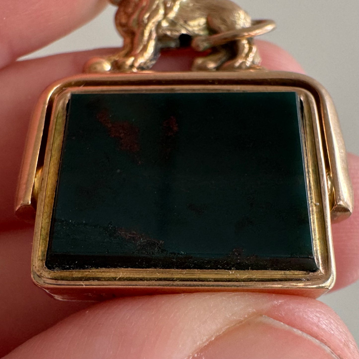 A N T I Q U E // late Victorian era lion-topped 9ct rosy yellow gold fob with bloodstone