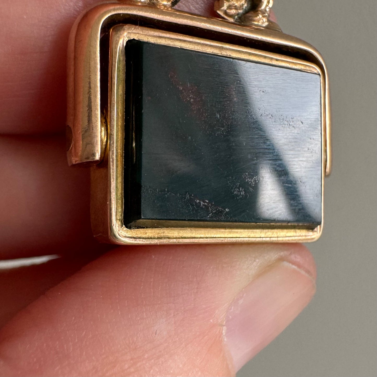 A N T I Q U E // late Victorian era lion-topped 9ct rosy yellow gold fob with bloodstone