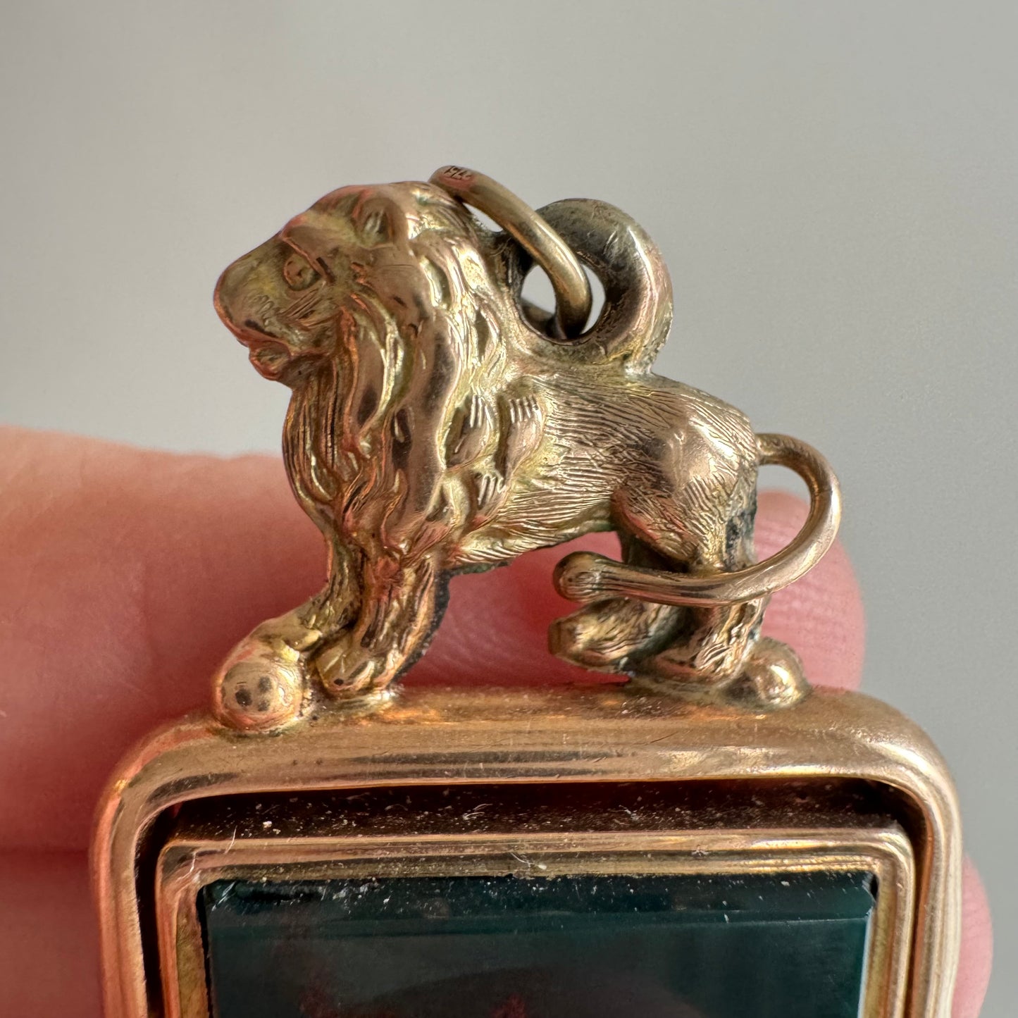 A N T I Q U E // late Victorian era lion-topped 9ct rosy yellow gold fob with bloodstone