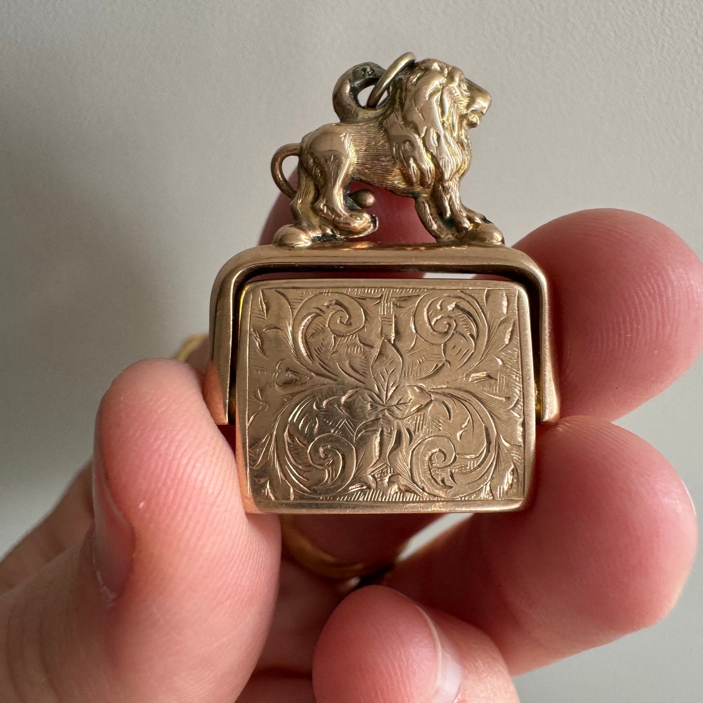 A N T I Q U E // late Victorian era lion-topped 9ct rosy yellow gold fob with bloodstone