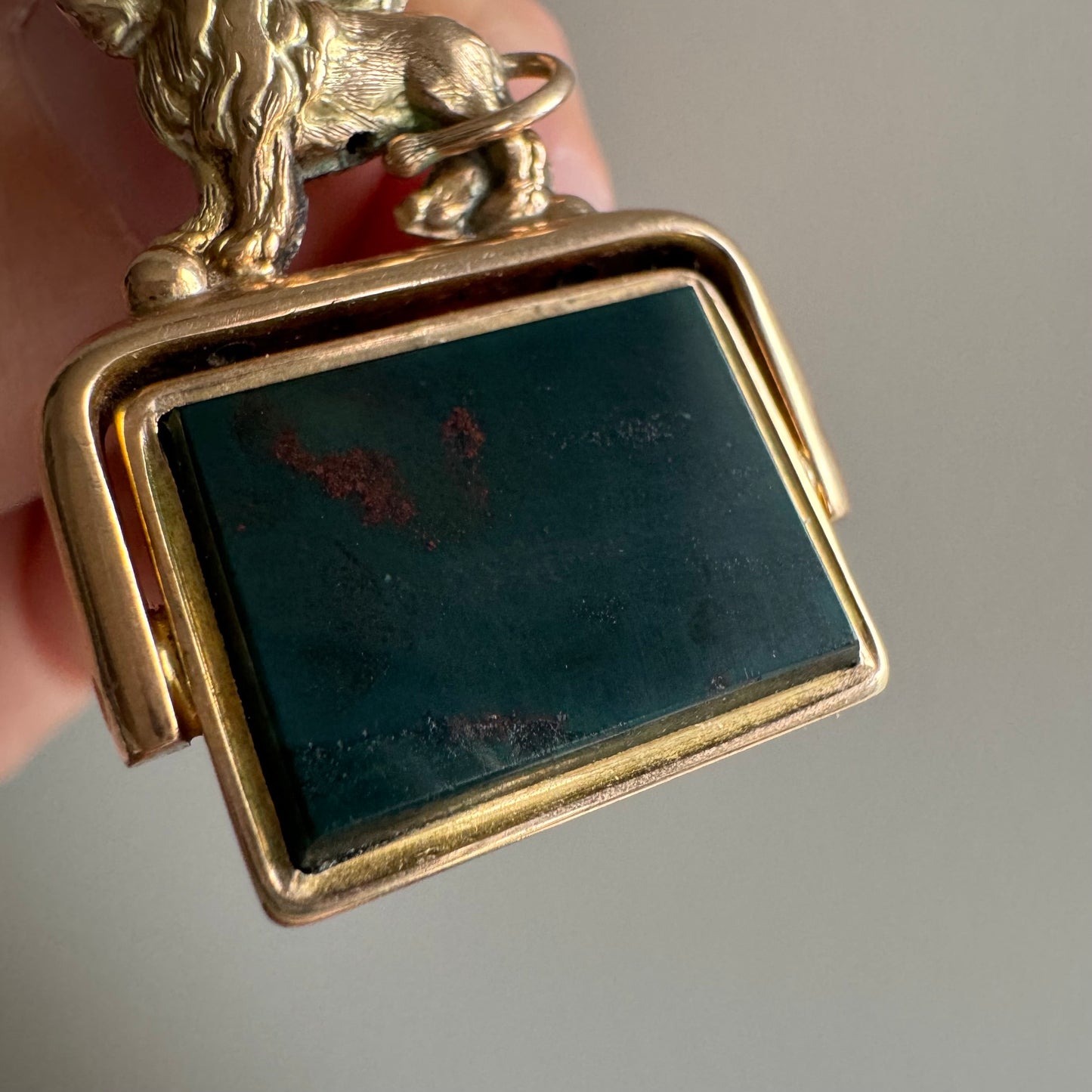 A N T I Q U E // late Victorian era lion-topped 9ct rosy yellow gold fob with bloodstone