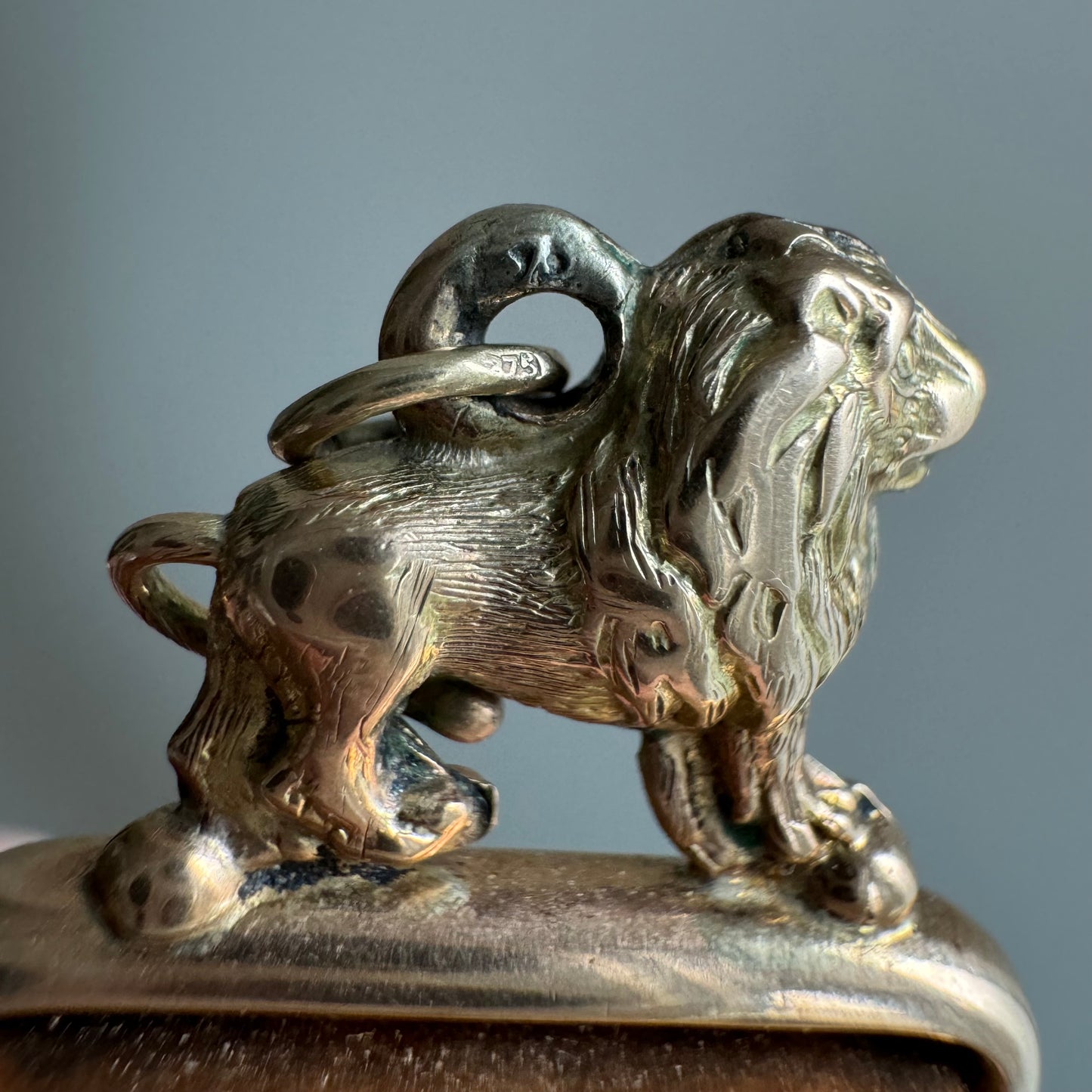 A N T I Q U E // late Victorian era lion-topped 9ct rosy yellow gold fob with bloodstone