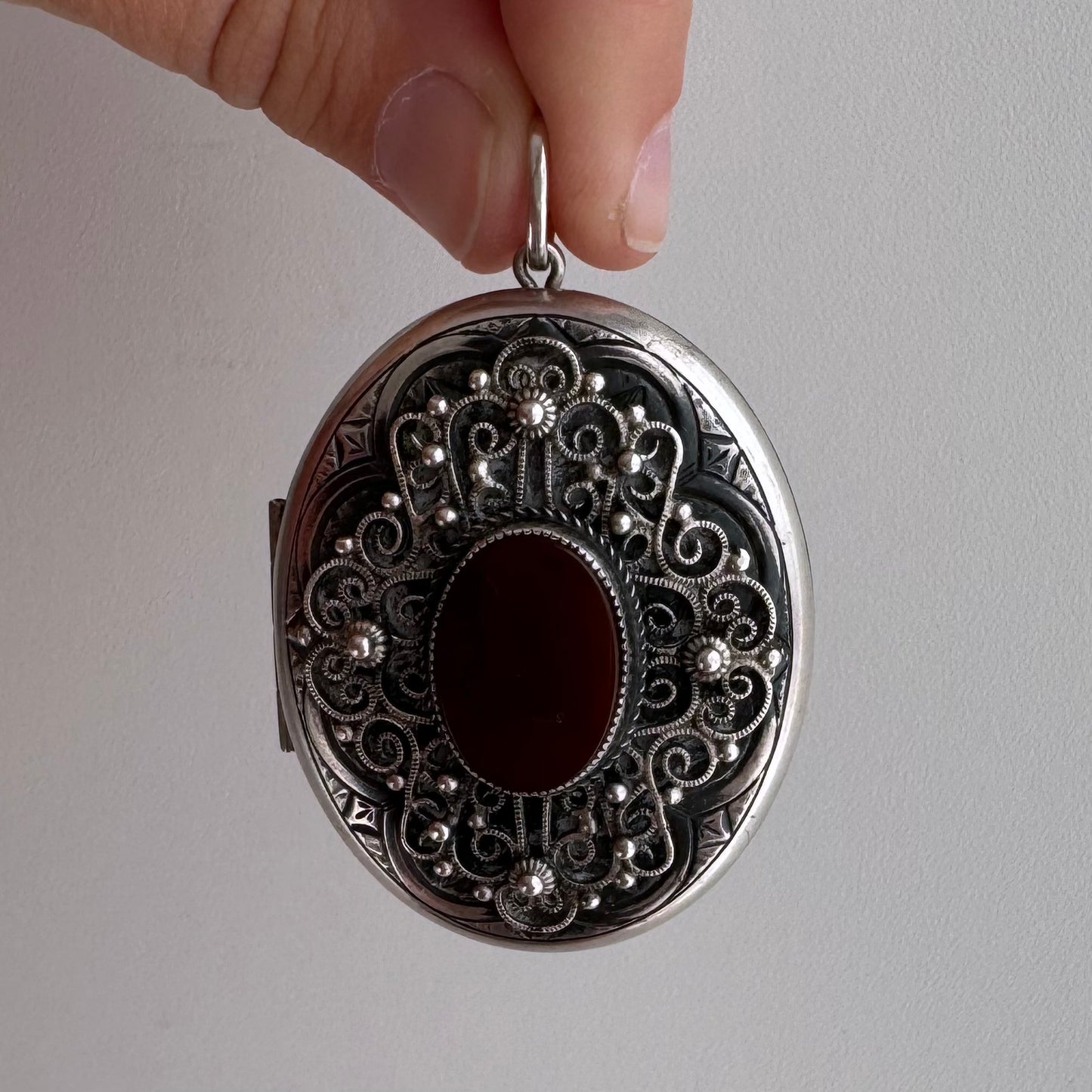 V I N T A G E // ornate memory keeper / sterling silver locket with carnelian stone