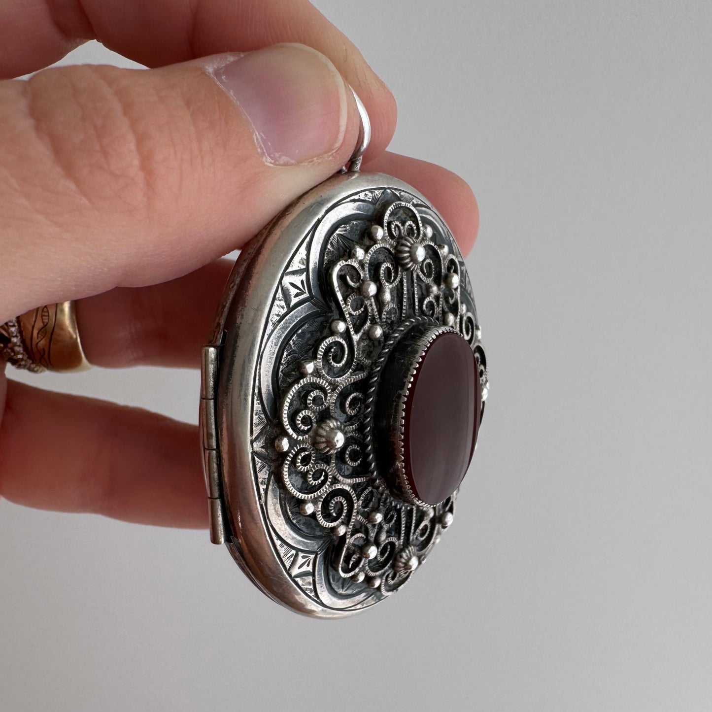 V I N T A G E // ornate memory keeper / sterling silver locket with carnelian stone