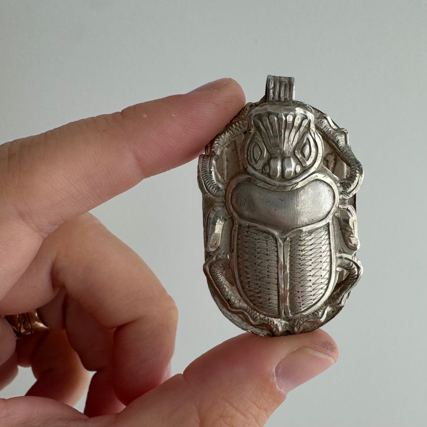 V I N T A G E // manifestor of the sun / 800 silver scarab / a pendant