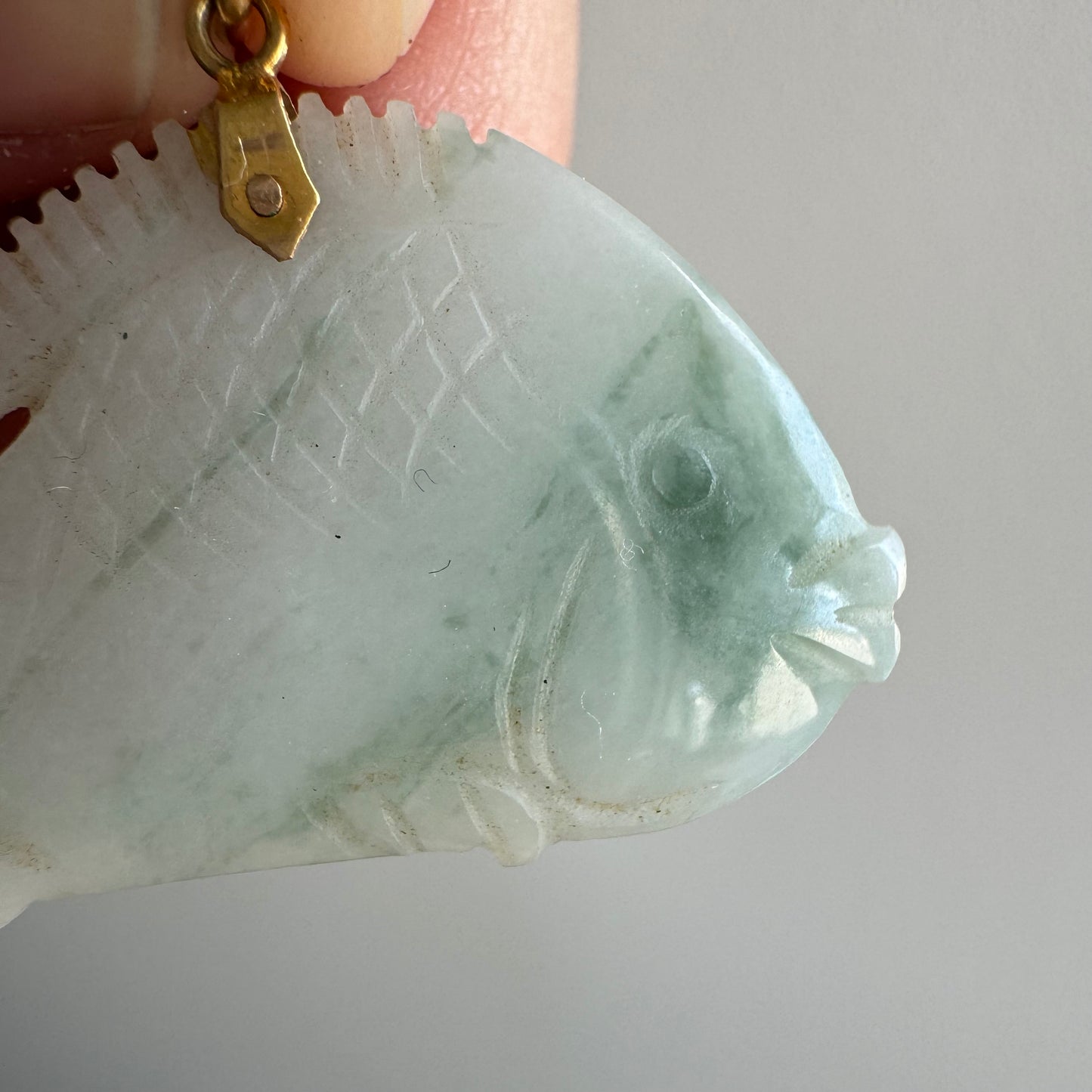 V I N T A G E // kissy fish / 14k and carved stone fish / a pendant