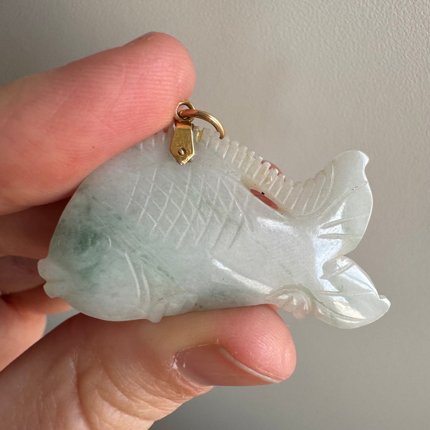 V I N T A G E // kissy fish / 14k and carved stone fish / a pendant