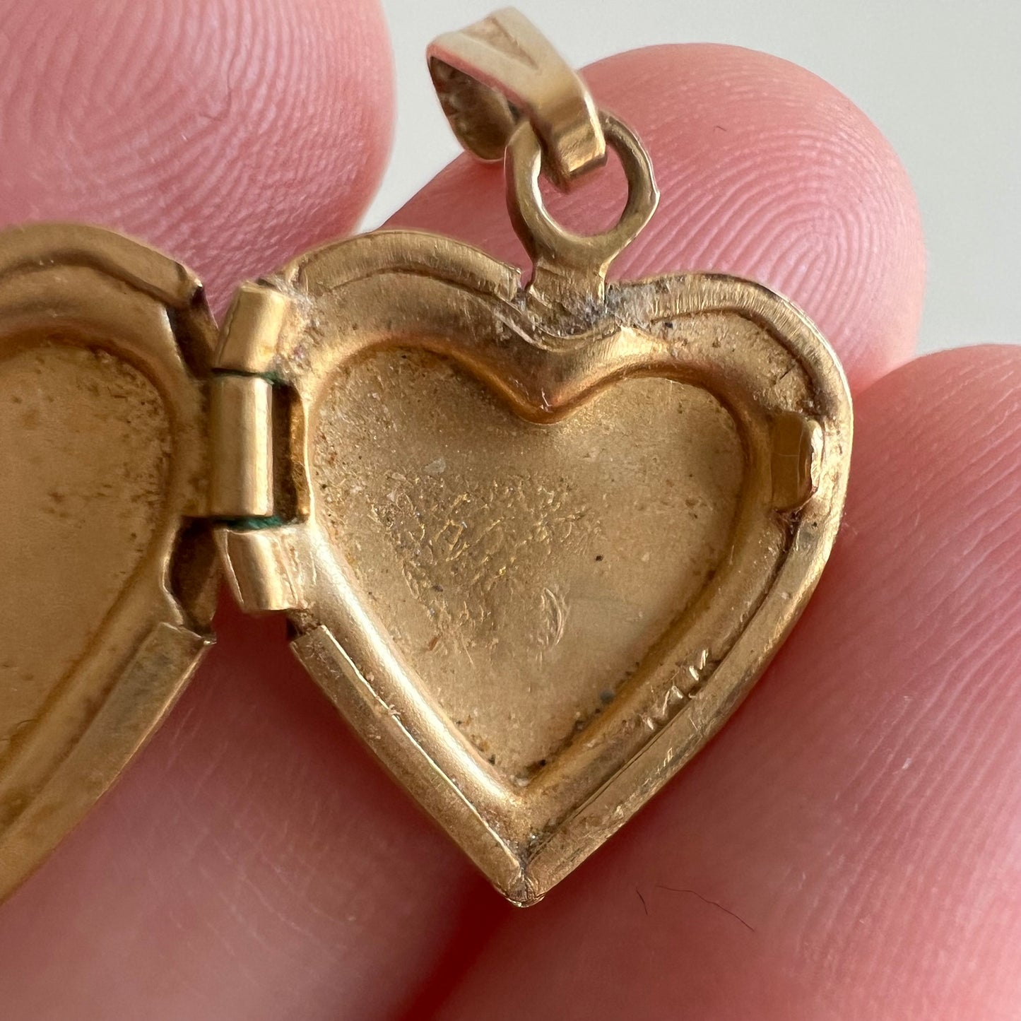 V I N T A G E // garden memories / 14k solid yellow gold heart locket / a charm or pendant