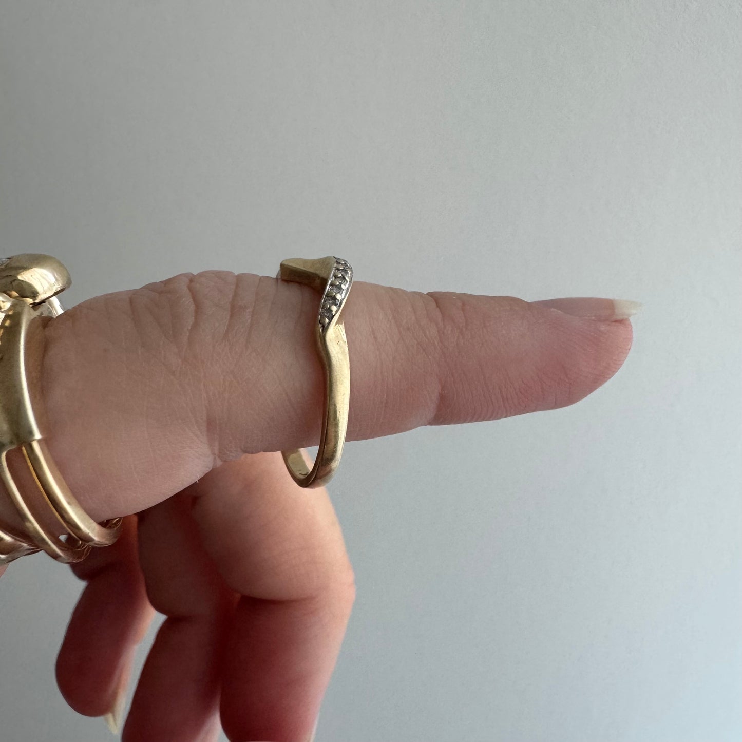 E S T A T E // helpful stacker / 10k asymmetric curved seven diamond stacking band / size 7.25