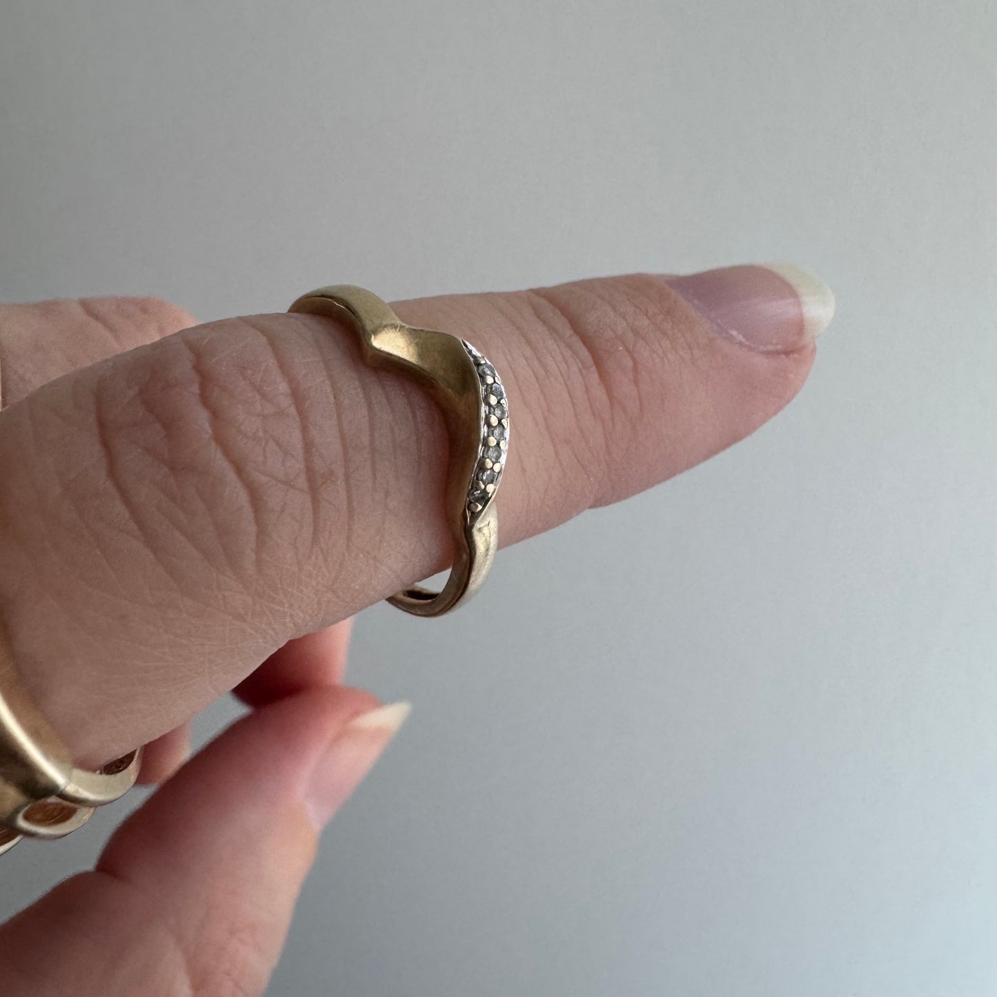 E S T A T E // helpful stacker / 10k asymmetric curved seven diamond stacking band / size 7.25