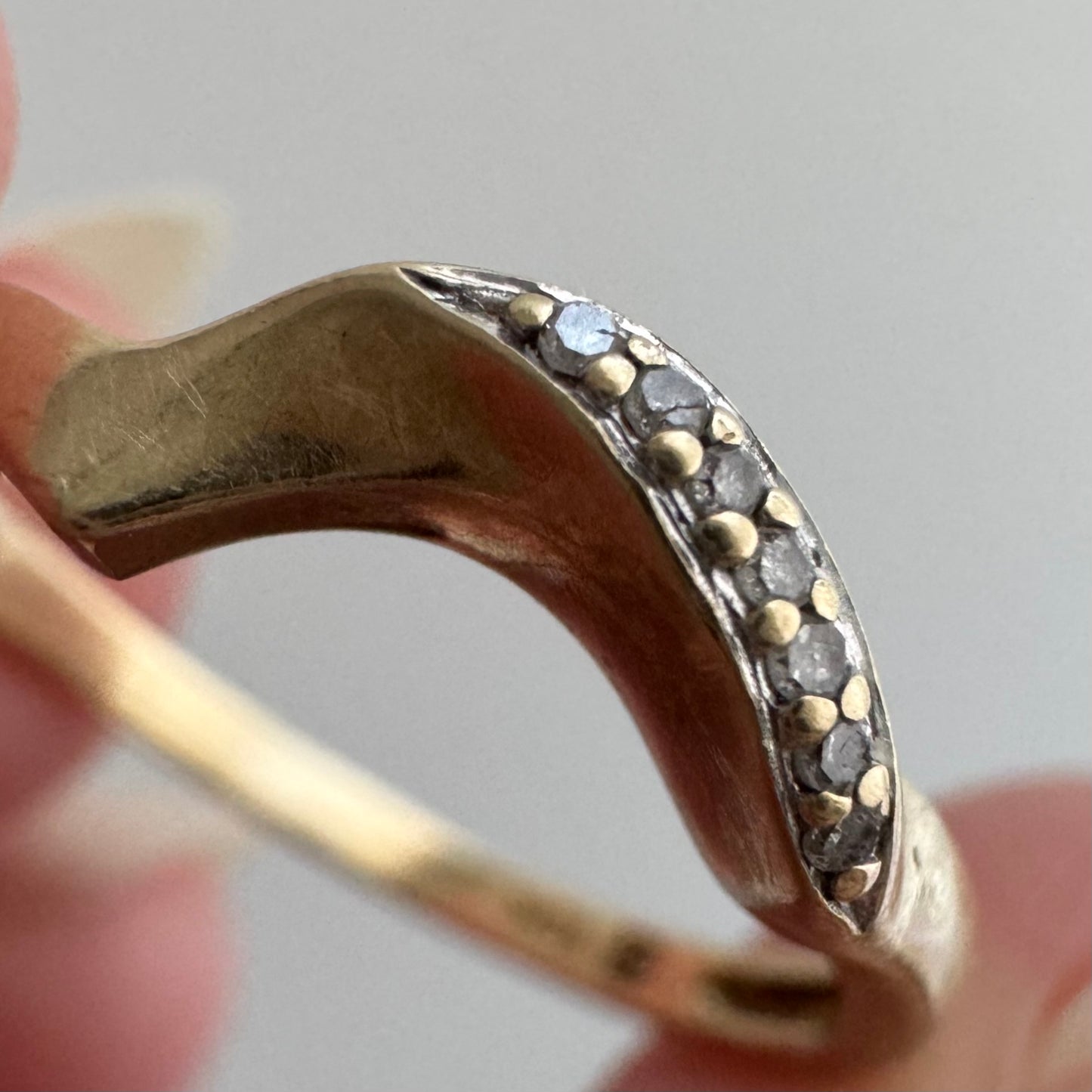 E S T A T E // helpful stacker / 10k asymmetric curved seven diamond stacking band / size 7.25