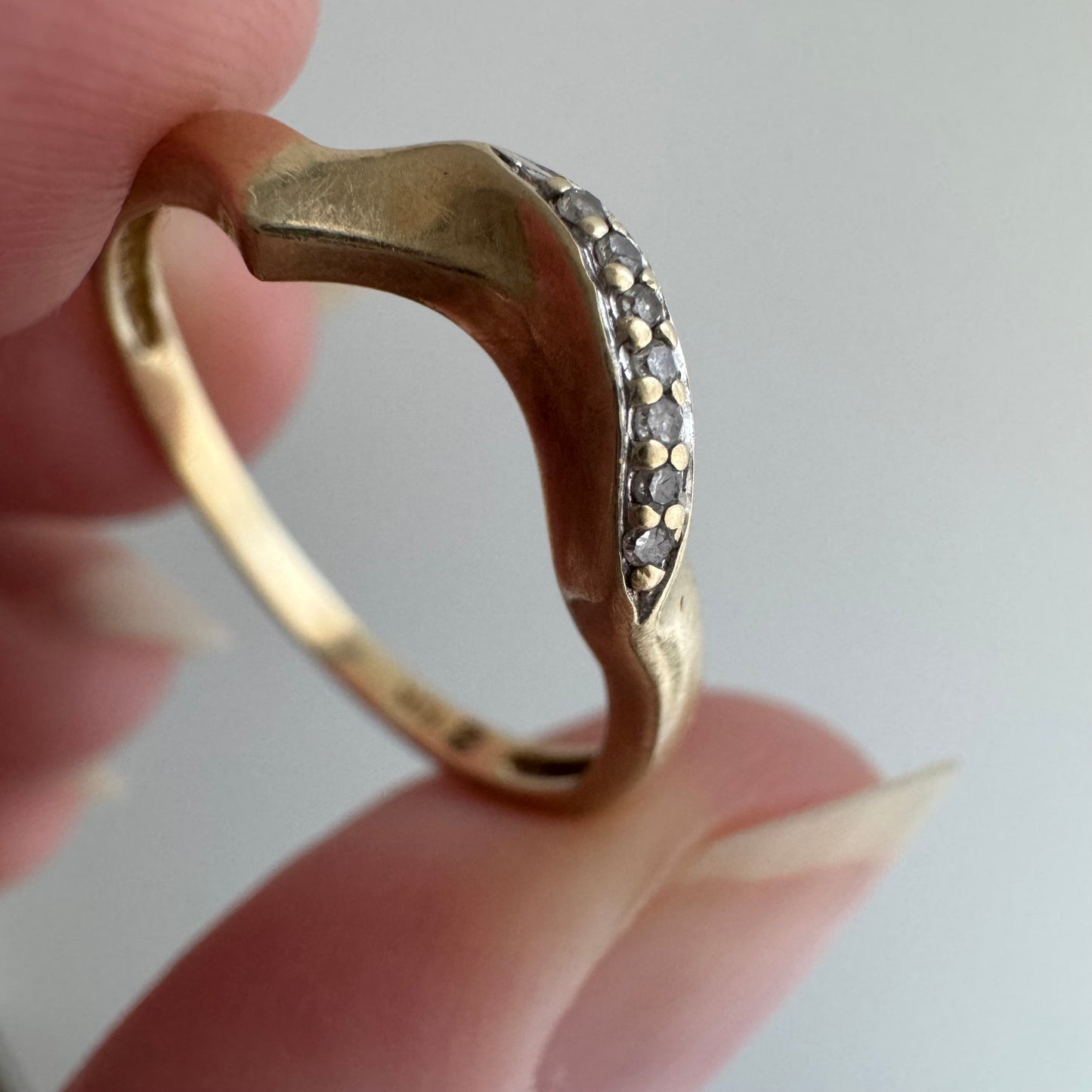 E S T A T E // helpful stacker / 10k asymmetric curved seven diamond stacking band / size 7.25