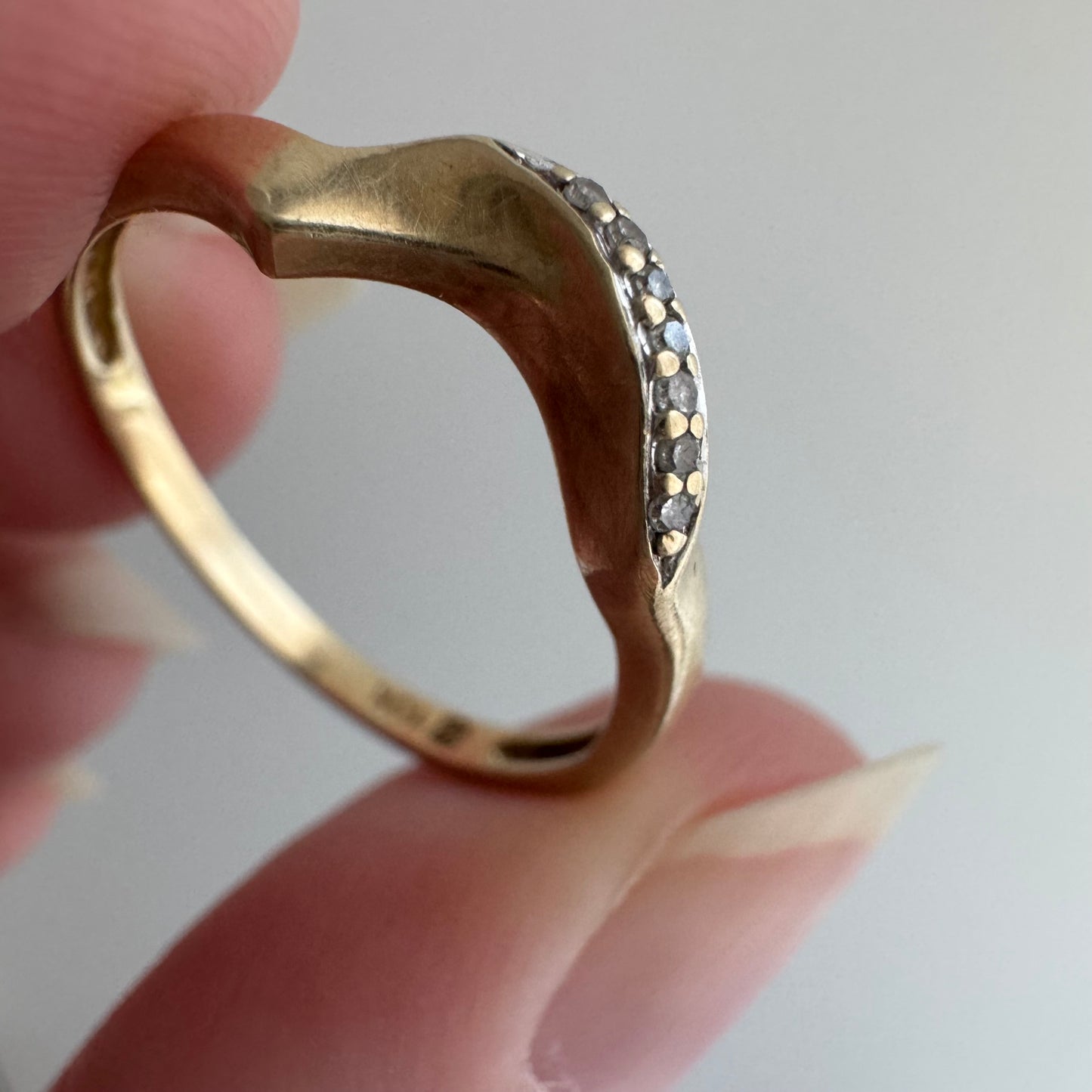 E S T A T E // helpful stacker / 10k asymmetric curved seven diamond stacking band / size 7.25