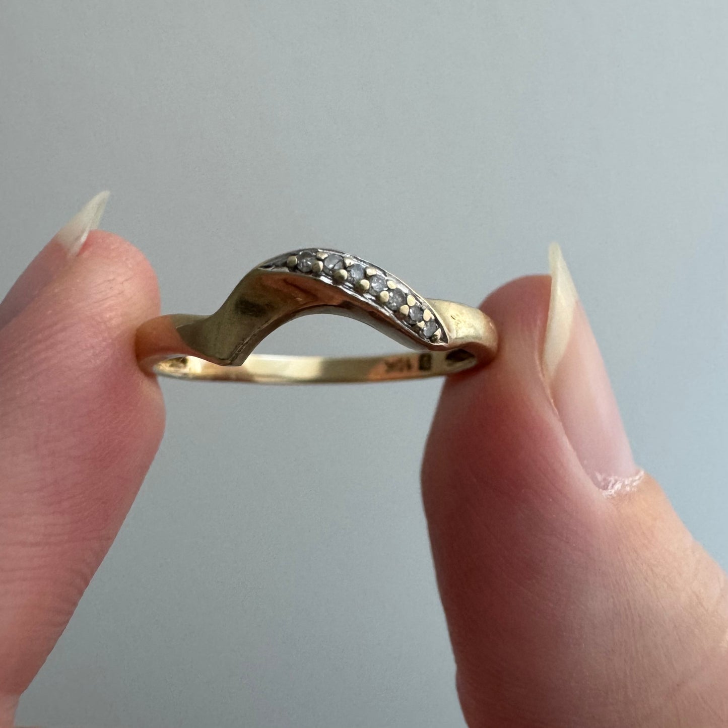 E S T A T E // helpful stacker / 10k asymmetric curved seven diamond stacking band / size 7.25