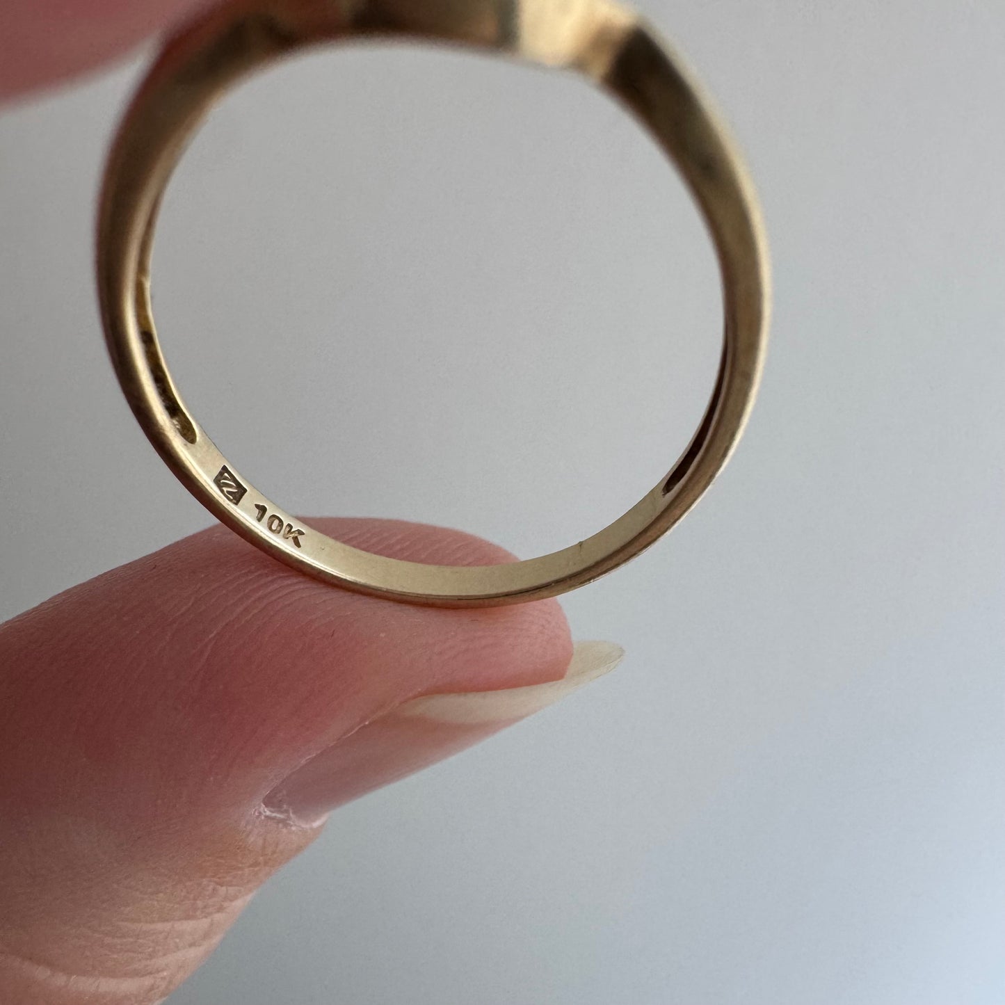 E S T A T E // helpful stacker / 10k asymmetric curved seven diamond stacking band / size 7.25