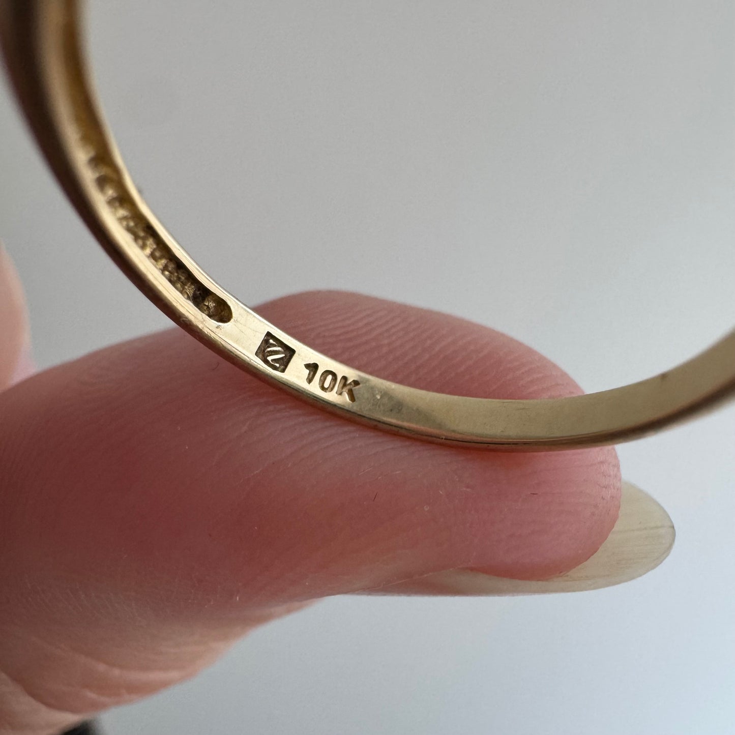 E S T A T E // helpful stacker / 10k asymmetric curved seven diamond stacking band / size 7.25