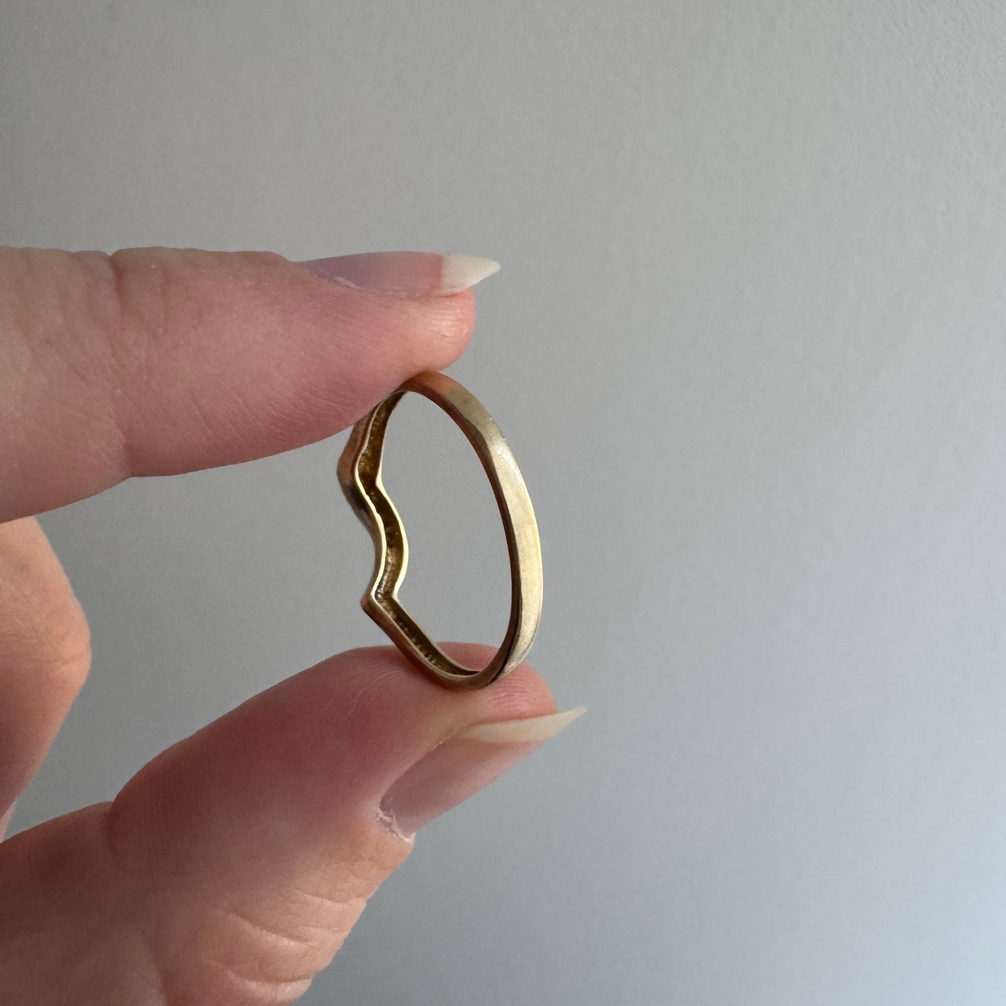 E S T A T E // helpful stacker / 10k asymmetric curved seven diamond stacking band / size 7.25