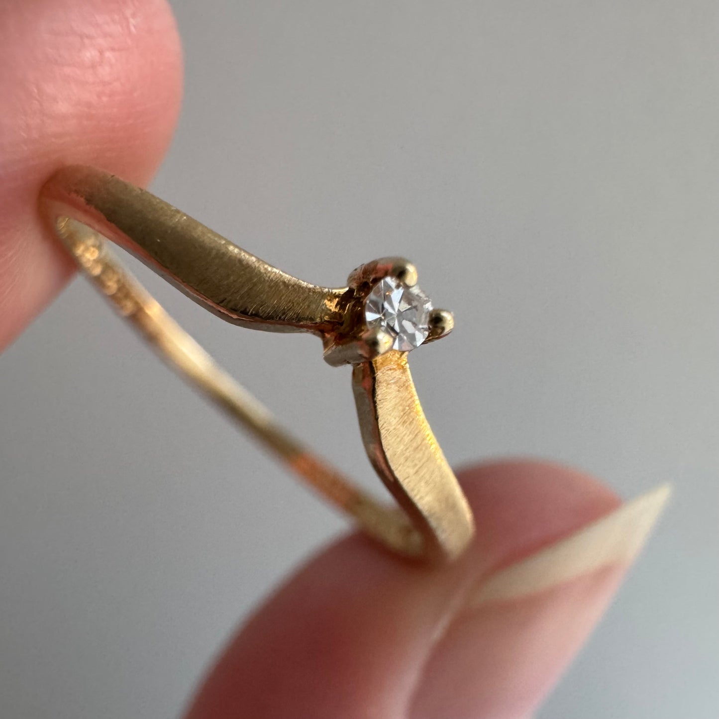 E S T A T E // helpful stacker / 14k Tru Blu chevron curved diamond solitaire stacking band / size 6.5