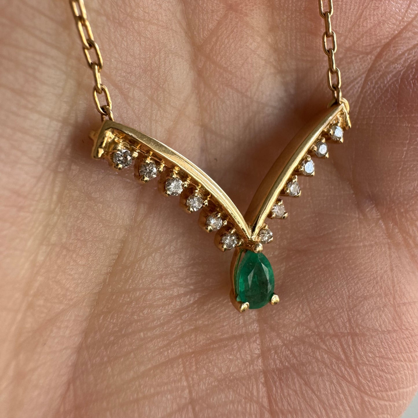 V I N T A G E // emerald valley / 14k diamond and emerald chevron pendant necklace / 17"