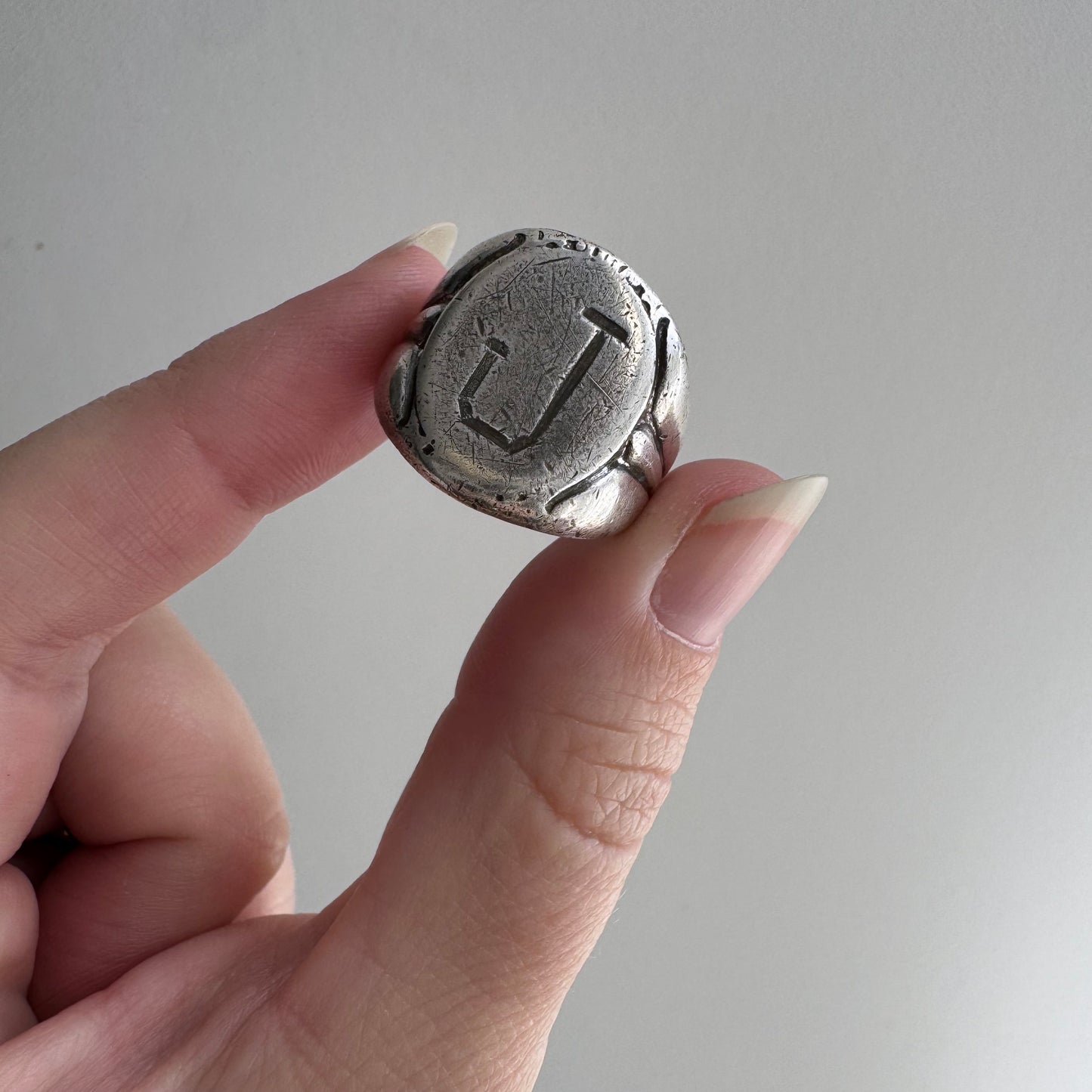 V I N T A G E // J / sterling silver initial J older signet ring / size 7-ish