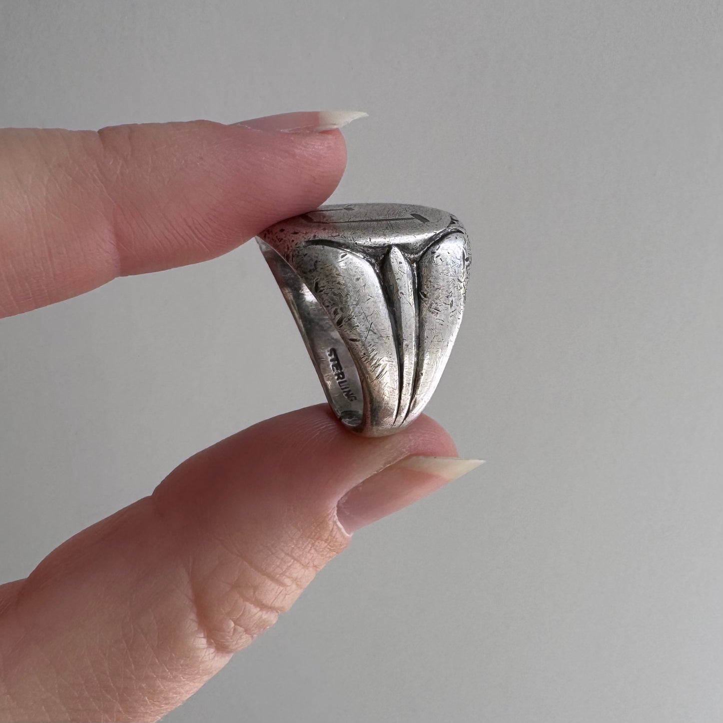 V I N T A G E // J / sterling silver initial J older signet ring / size 7-ish