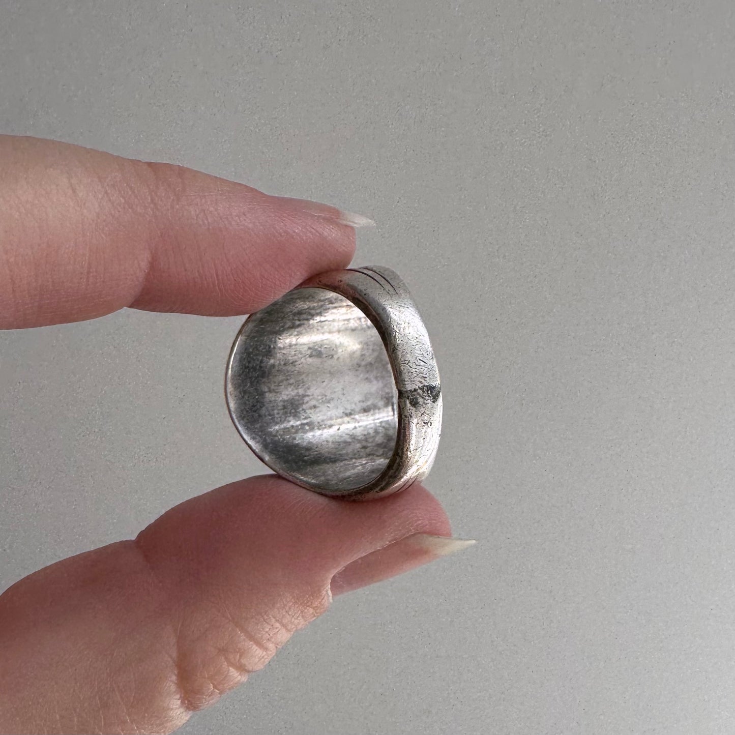 V I N T A G E // J / sterling silver initial J older signet ring / size 7-ish