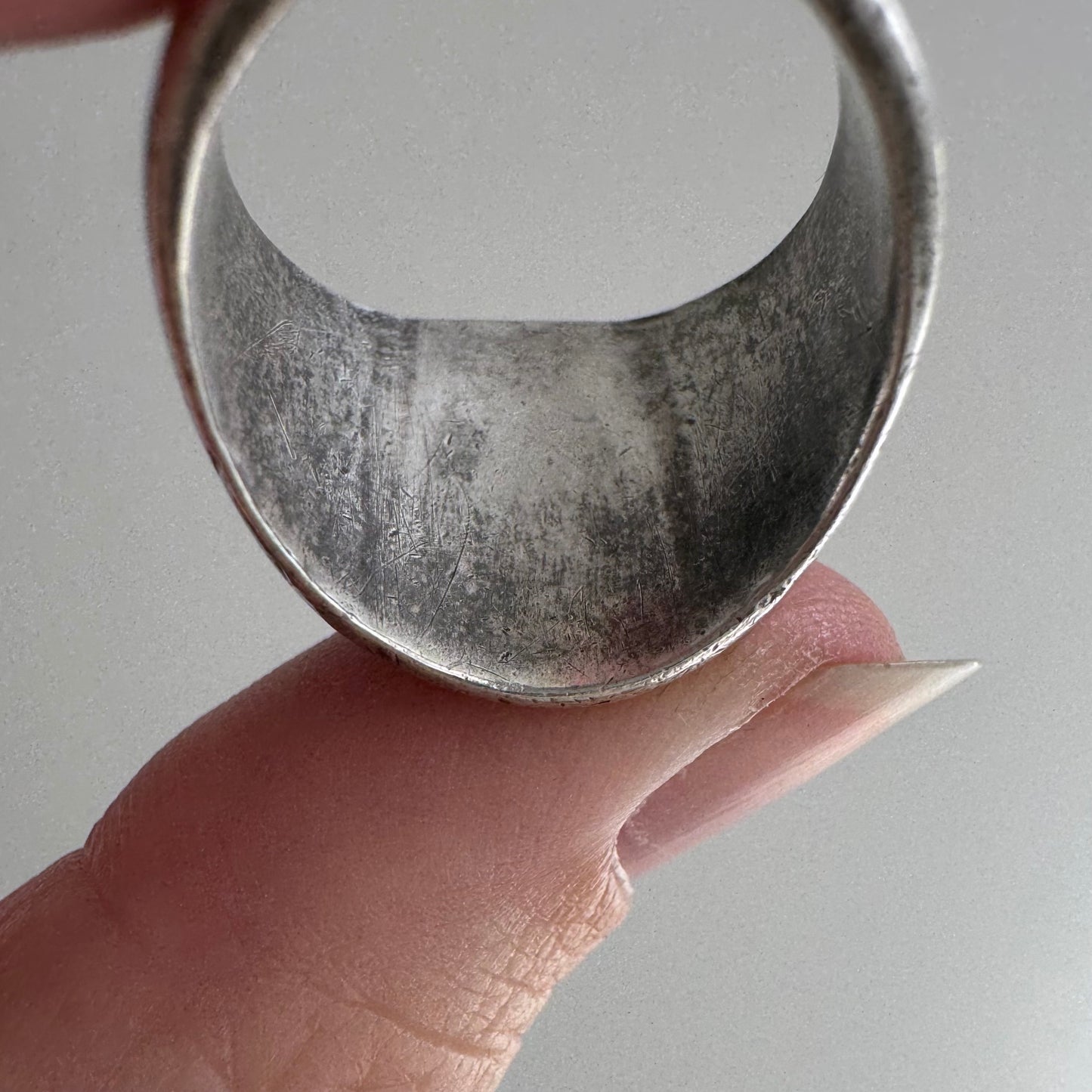 V I N T A G E // J / sterling silver initial J older signet ring / size 7-ish