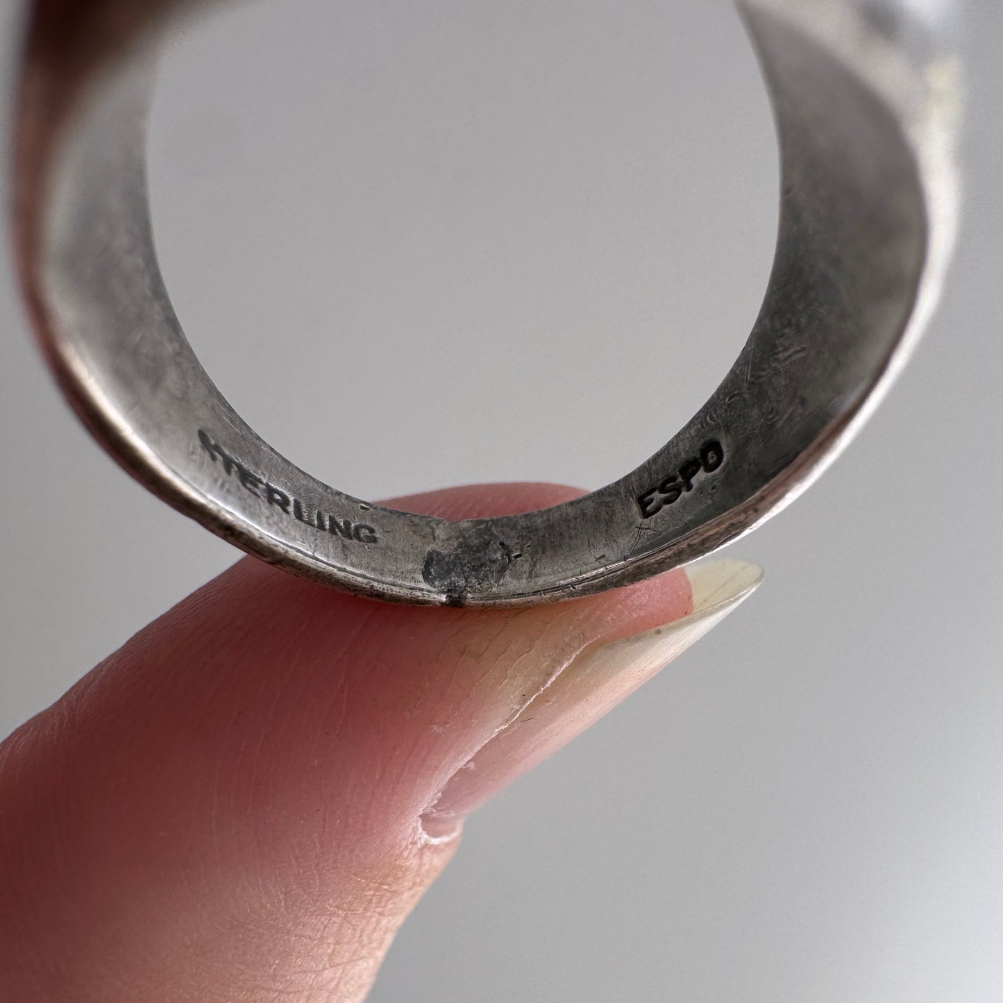 V I N T A G E // J / sterling silver initial J older signet ring / size 7-ish