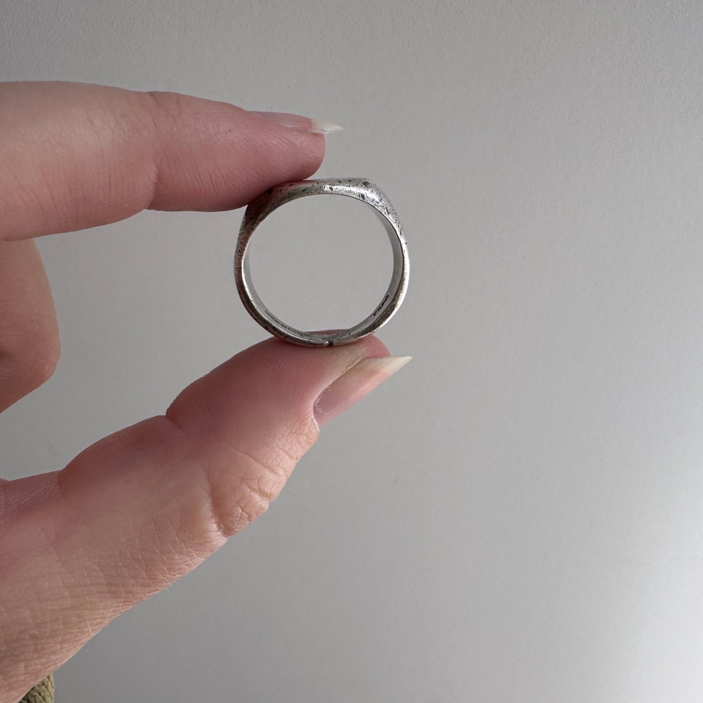 V I N T A G E // J / sterling silver initial J older signet ring / size 7-ish