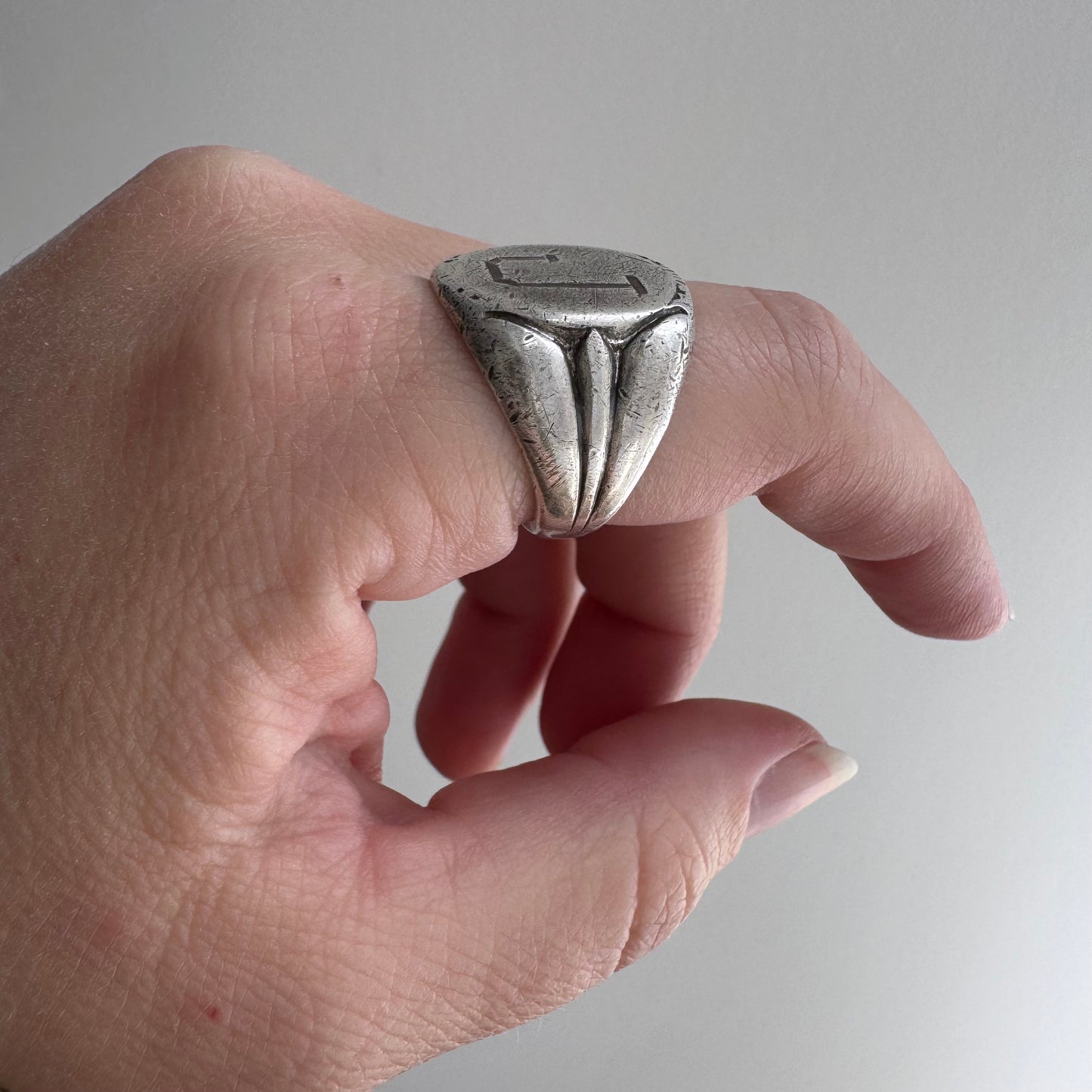 V I N T A G E // J / sterling silver initial J older signet ring / size 7-ish