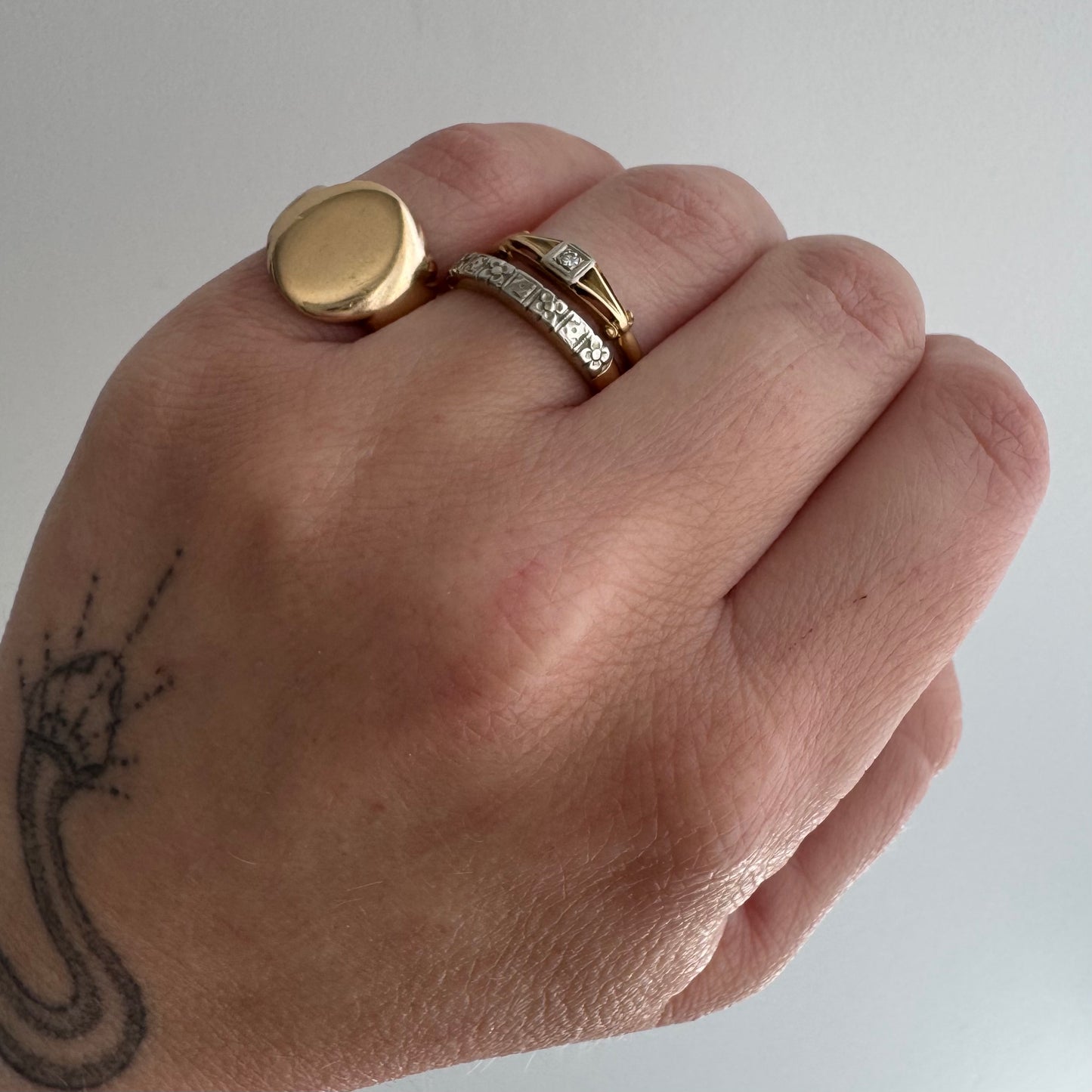 V I N T A G E // pinky possibilities / 10k sturdy worn oval signet ring / size 3.75