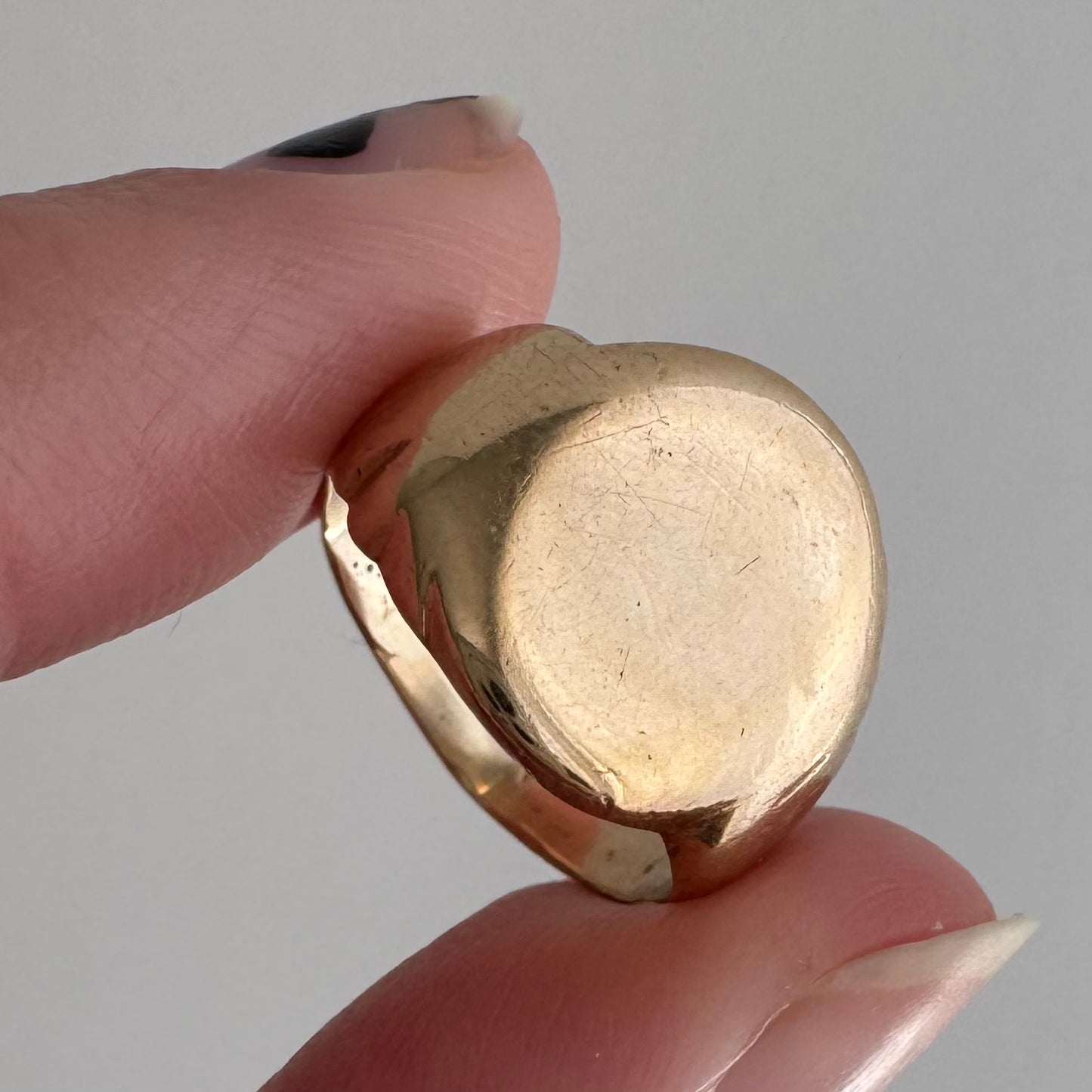 V I N T A G E // pinky possibilities / 10k sturdy worn oval signet ring / size 3.75